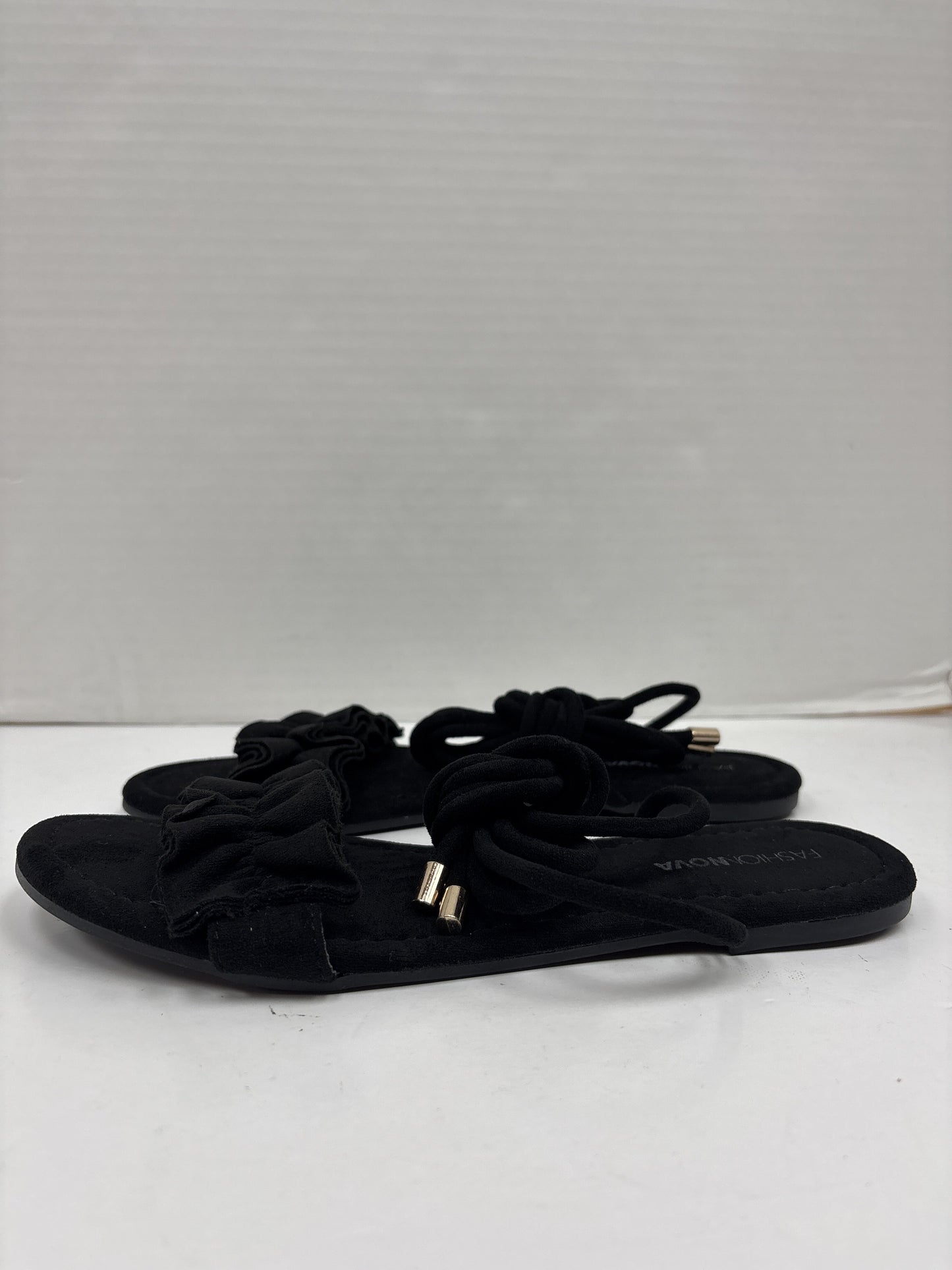 Sandals Flats By Fashion Nova Size: 8