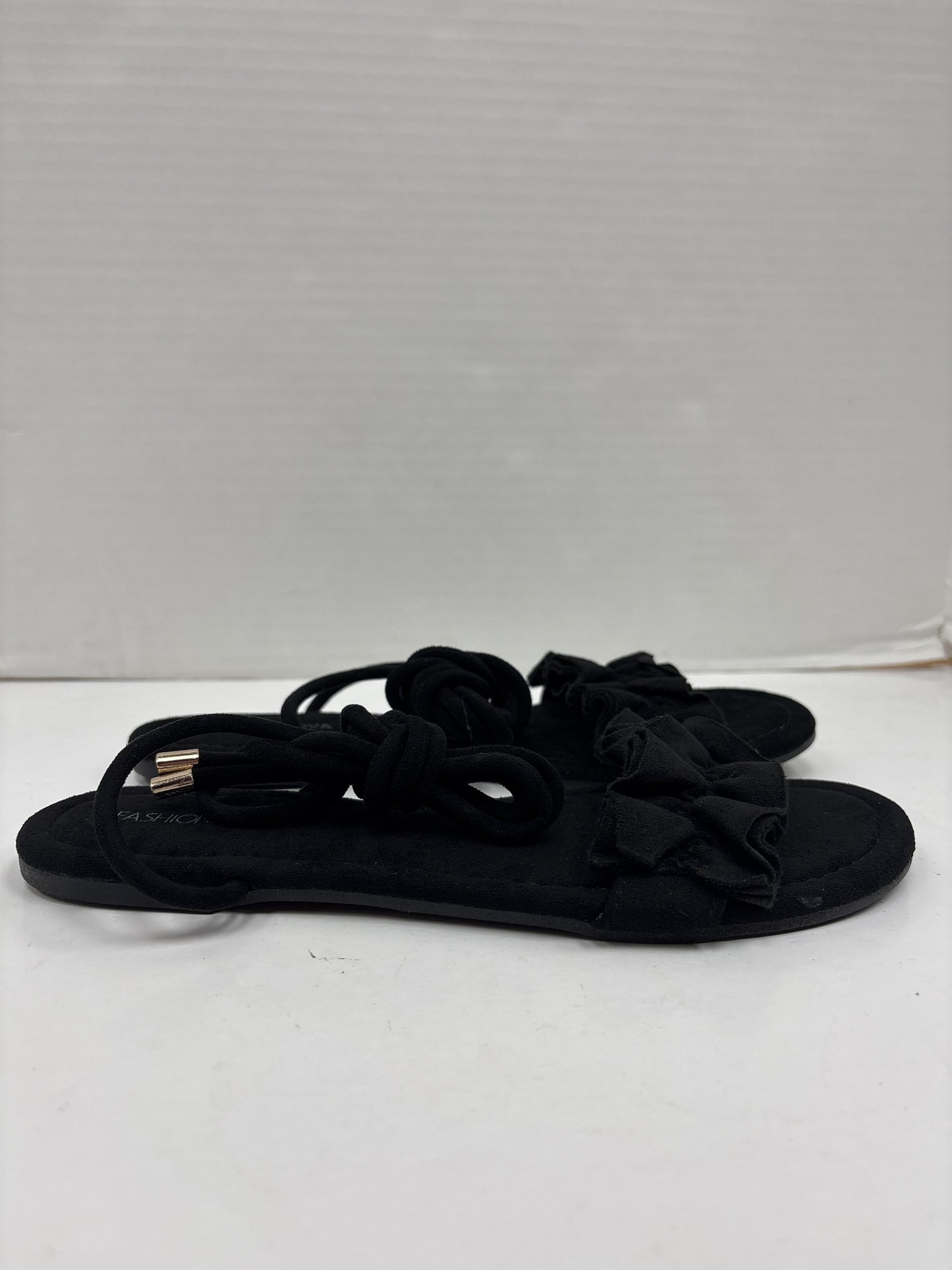 Sandals Flats By Fashion Nova Size: 8