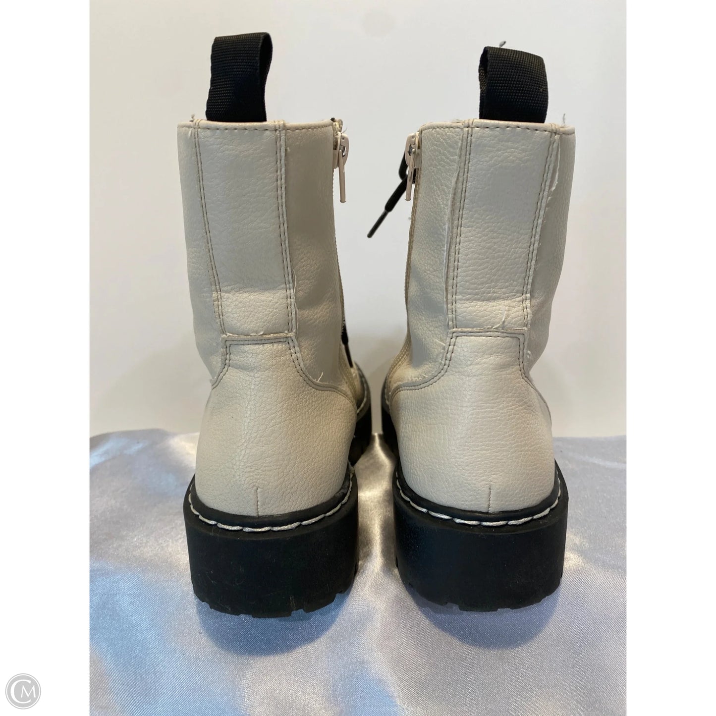 Boots Ankle Flats By Clothes Mentor In Cream, Size: 7.5