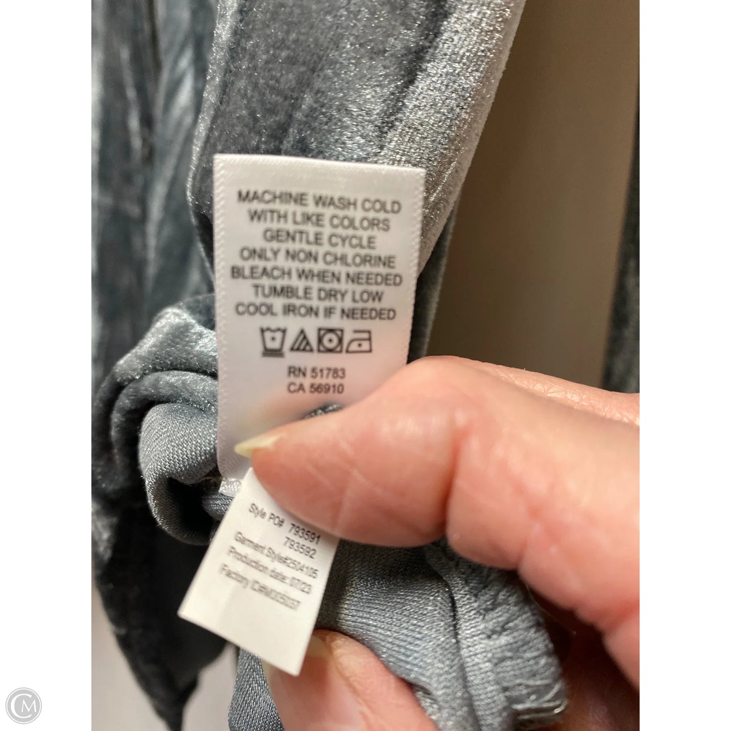 Top Long Sleeve By Maurices In Grey, Size: Xl