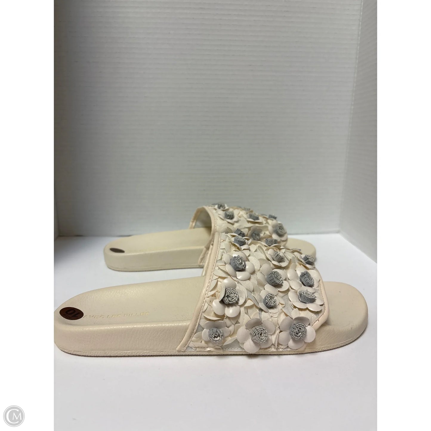 Sandals Flats By Clothes Mentor In Cream, Size: 10