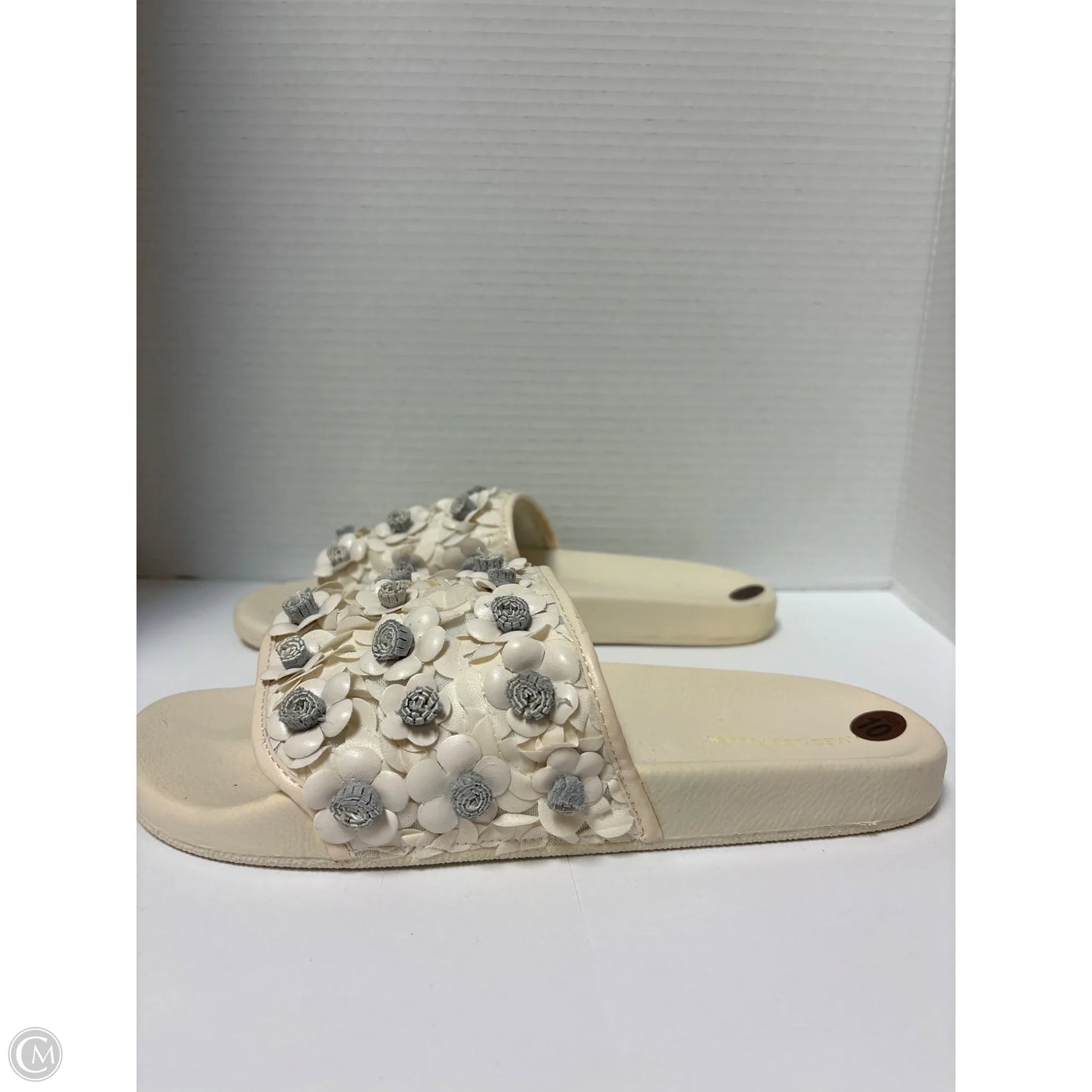 Sandals Flats By Clothes Mentor In Cream, Size: 10