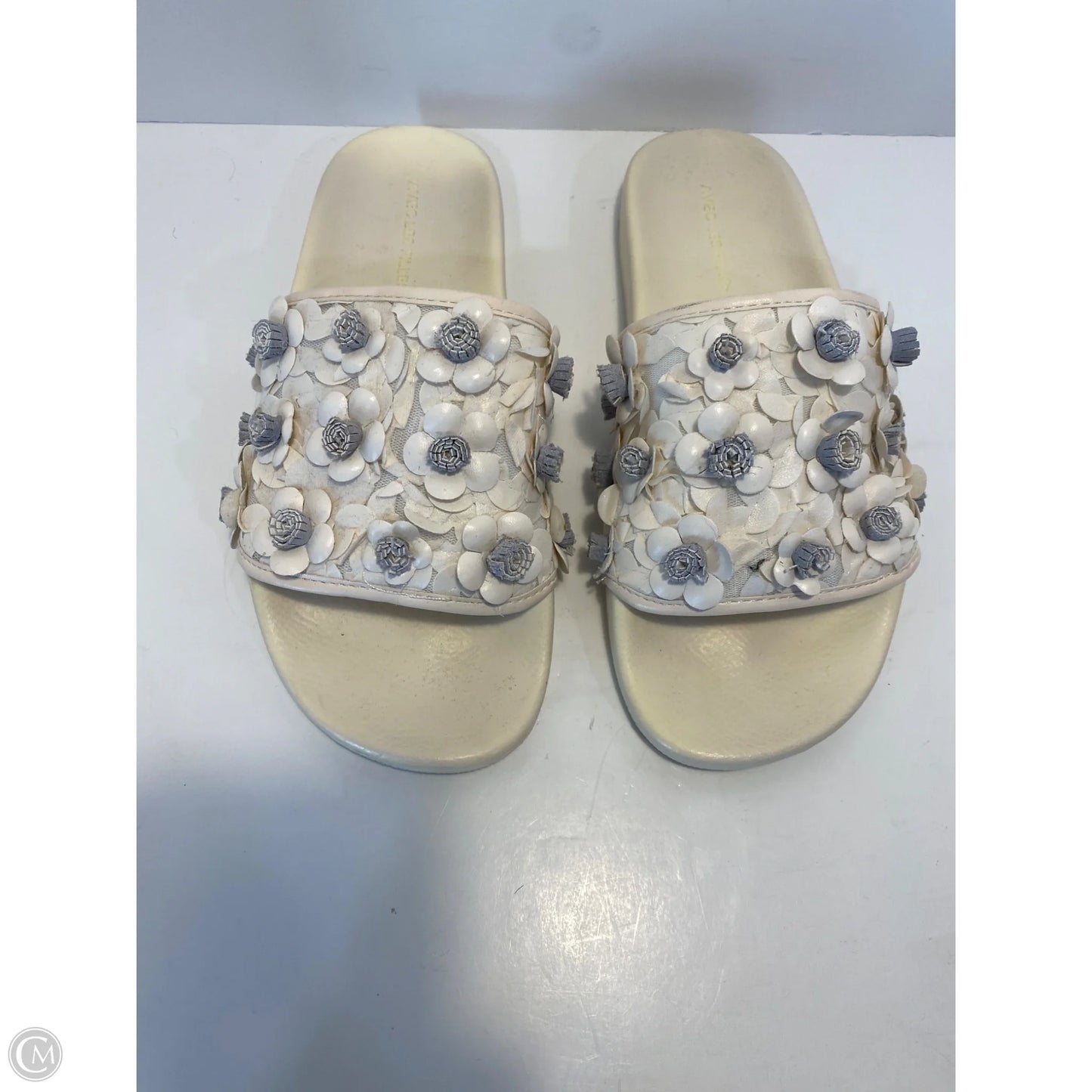 Sandals Flats By Clothes Mentor In Cream, Size: 7