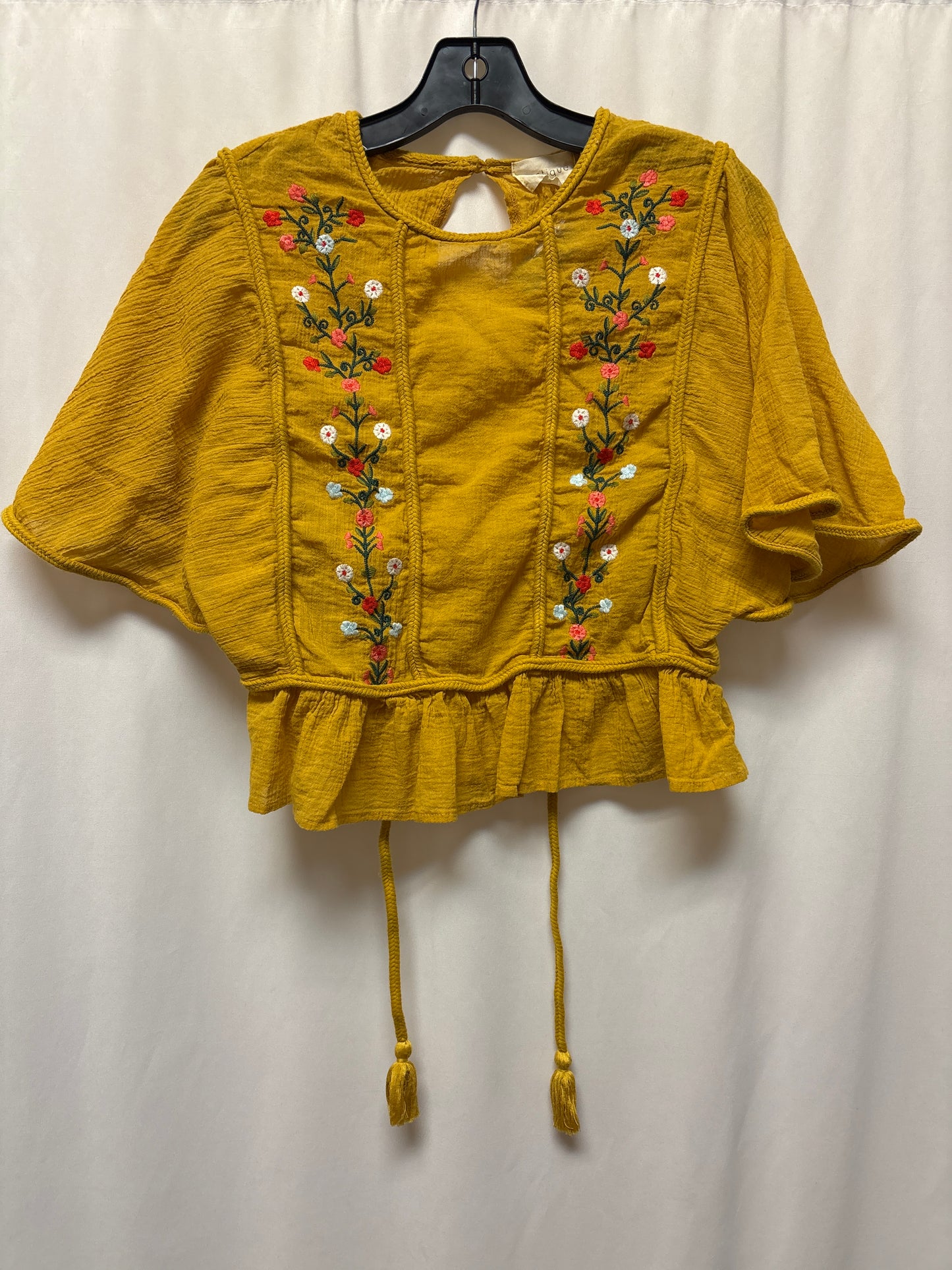 Top Short Sleeve By Vestique In Yellow, Size: M