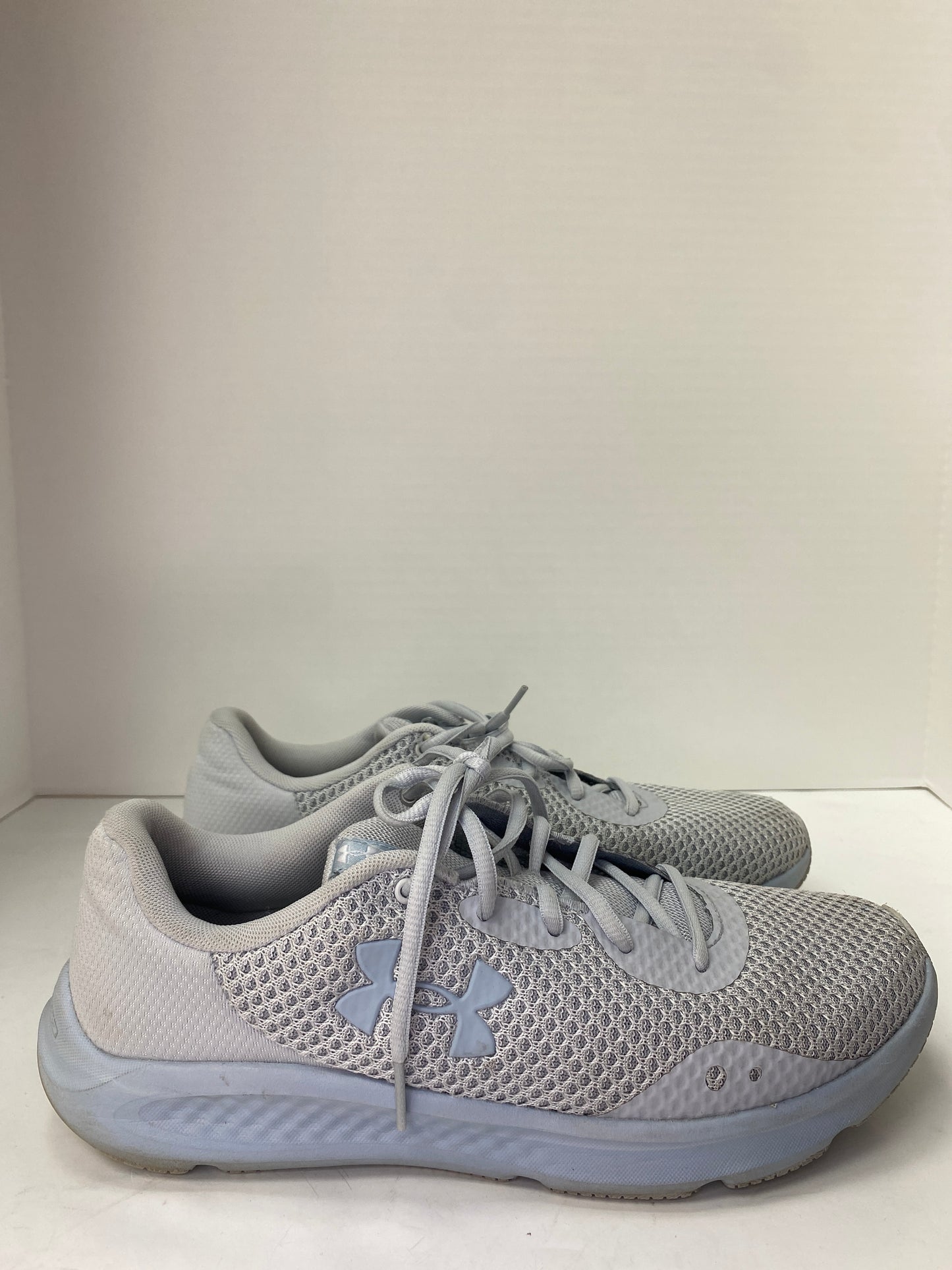 Shoes Athletic By Under Armour Size: 9.5