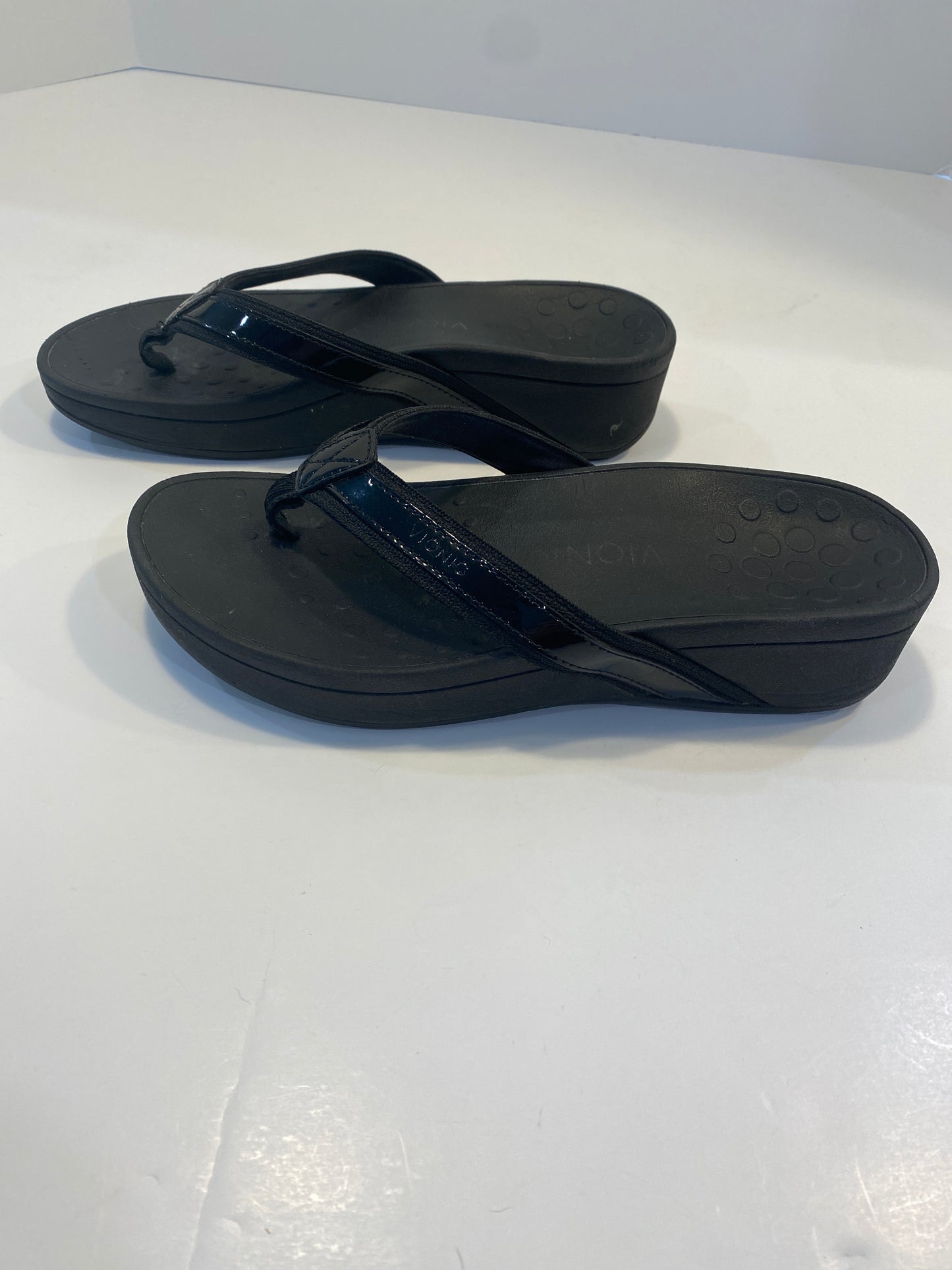 Black Sandals Flip Flops Vionic, Size 8