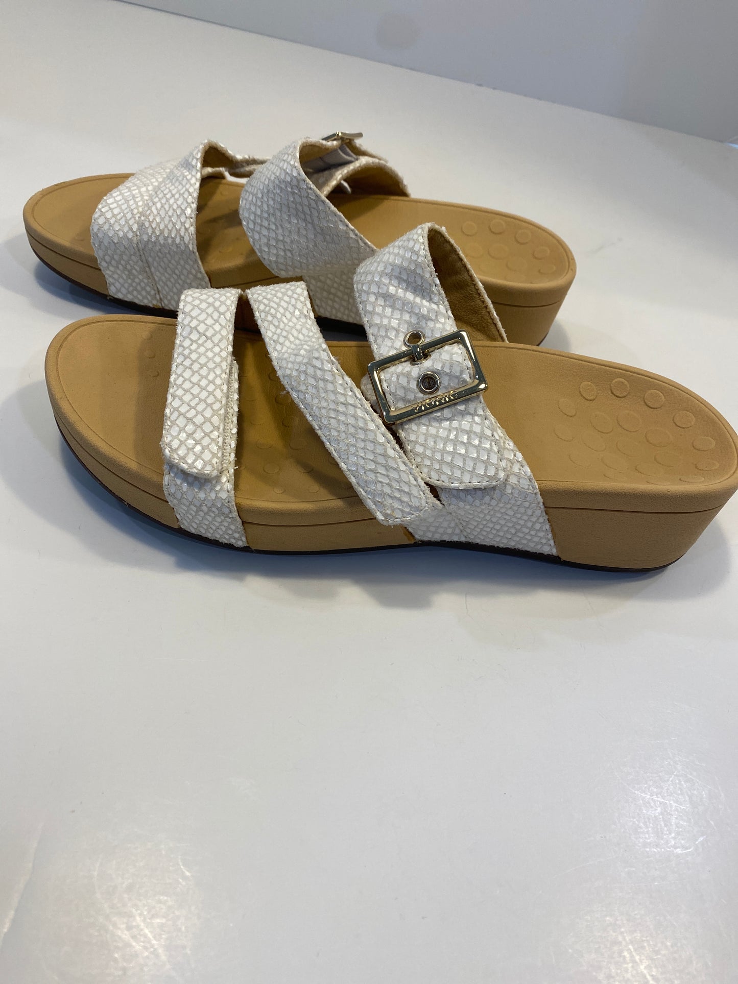 White Sandals Flats Vionic, Size 8