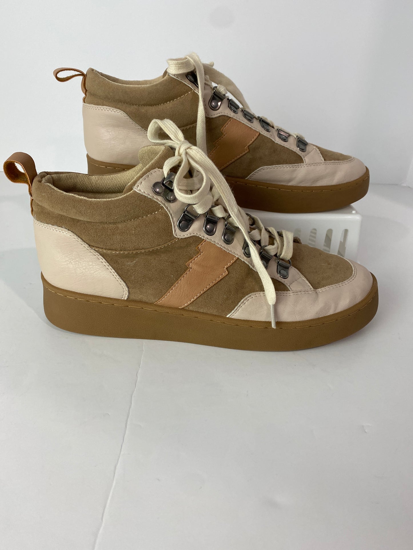 Tan Shoes Sneakers Clothes Mentor, Size 7.5