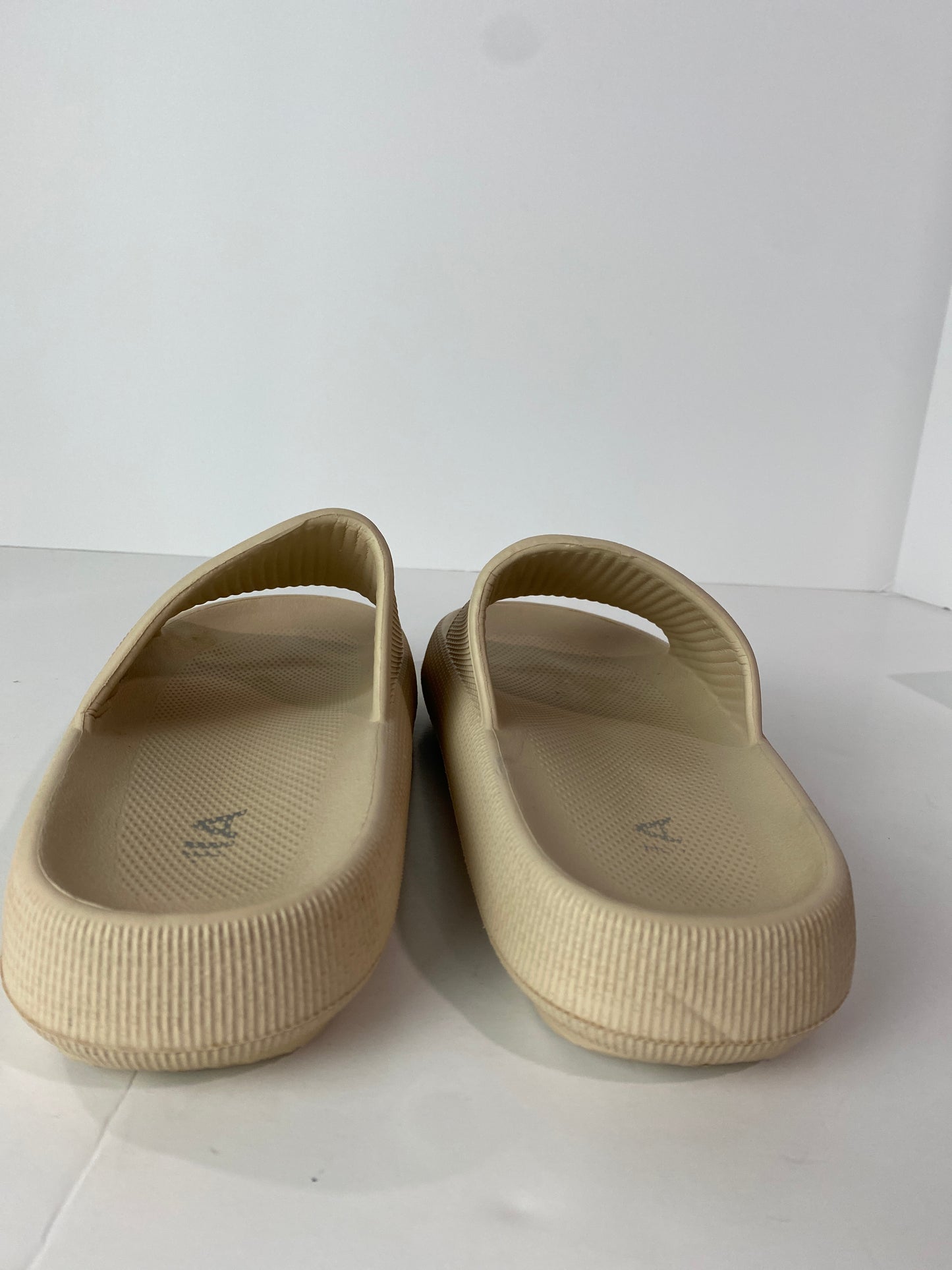 Tan Sandals Flats Clothes Mentor, Size 7.5