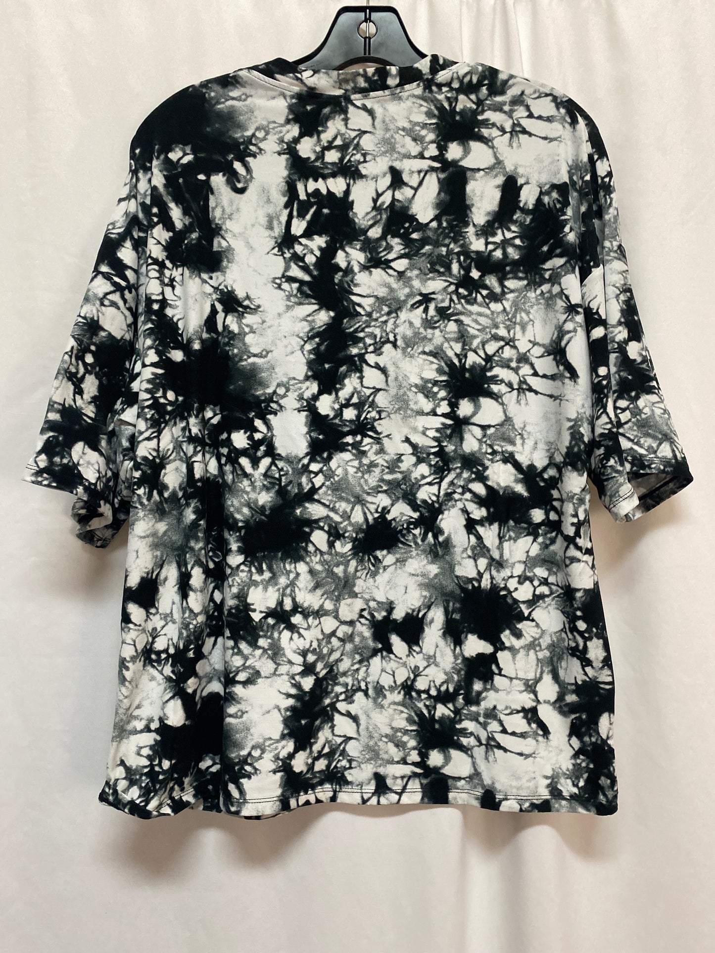 Top Short Sleeve By Clothes Mentor In Black & White, Size: M