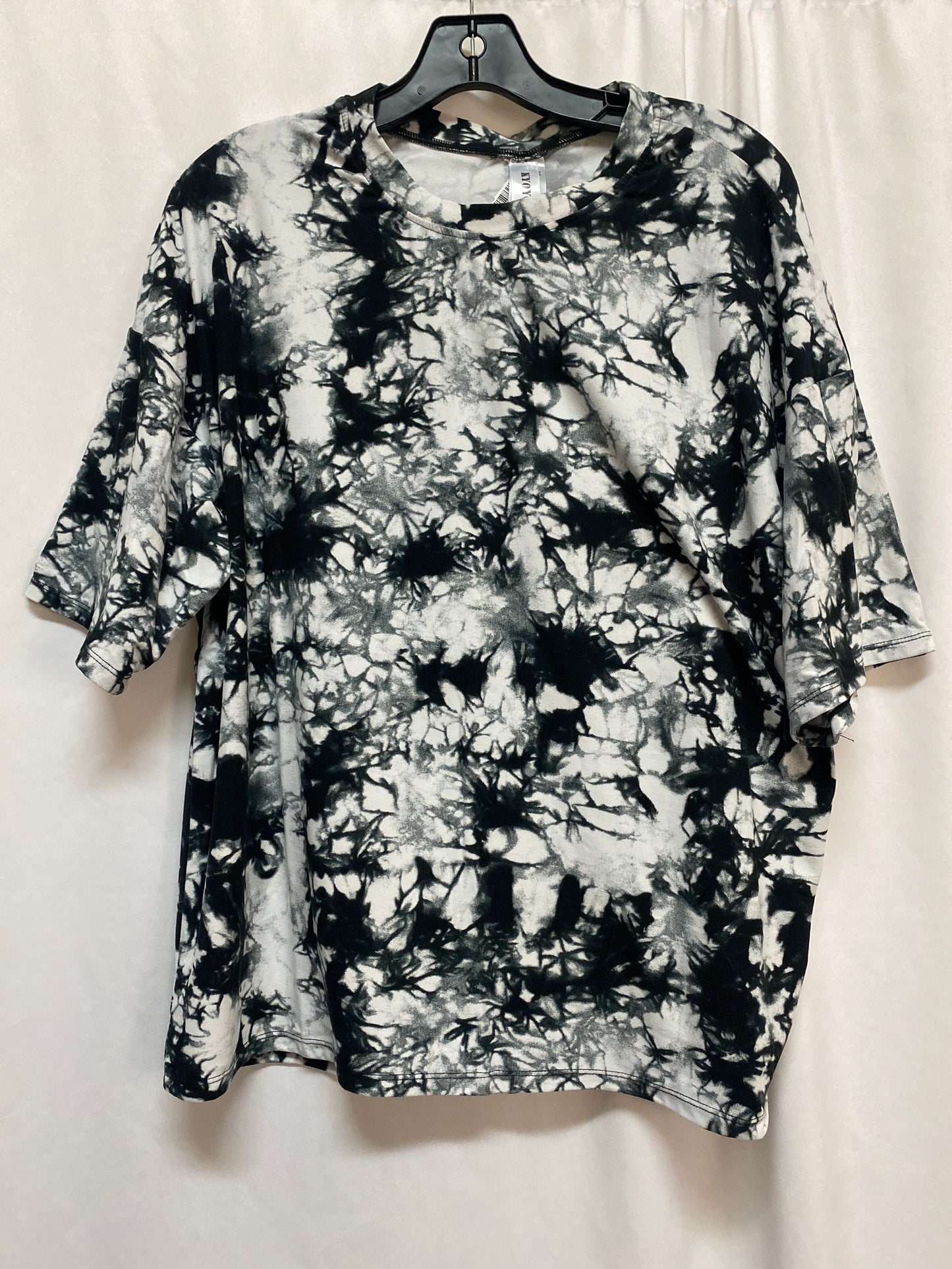 Top Short Sleeve By Clothes Mentor In Black & White, Size: M