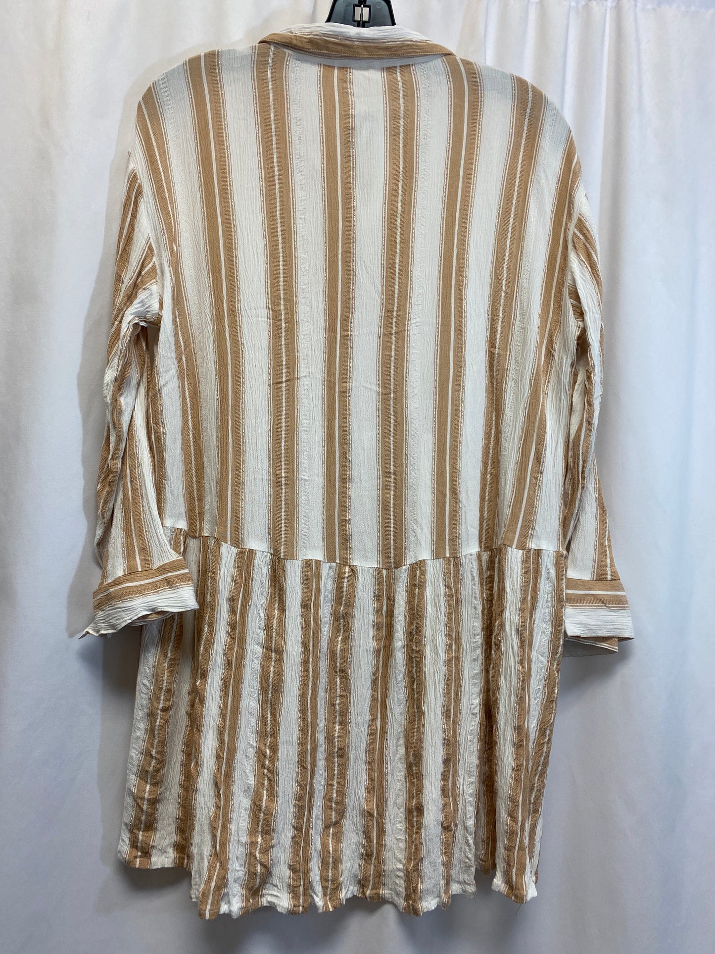 Top Long Sleeve By Clothes Mentor In Cream, Size: M