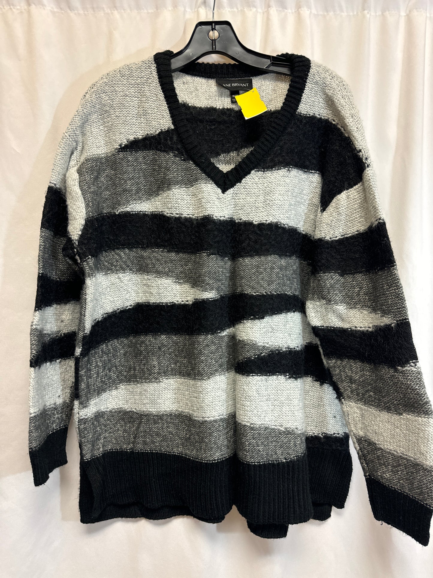 Sweater By Lane Bryant In Grey, Size: 1x