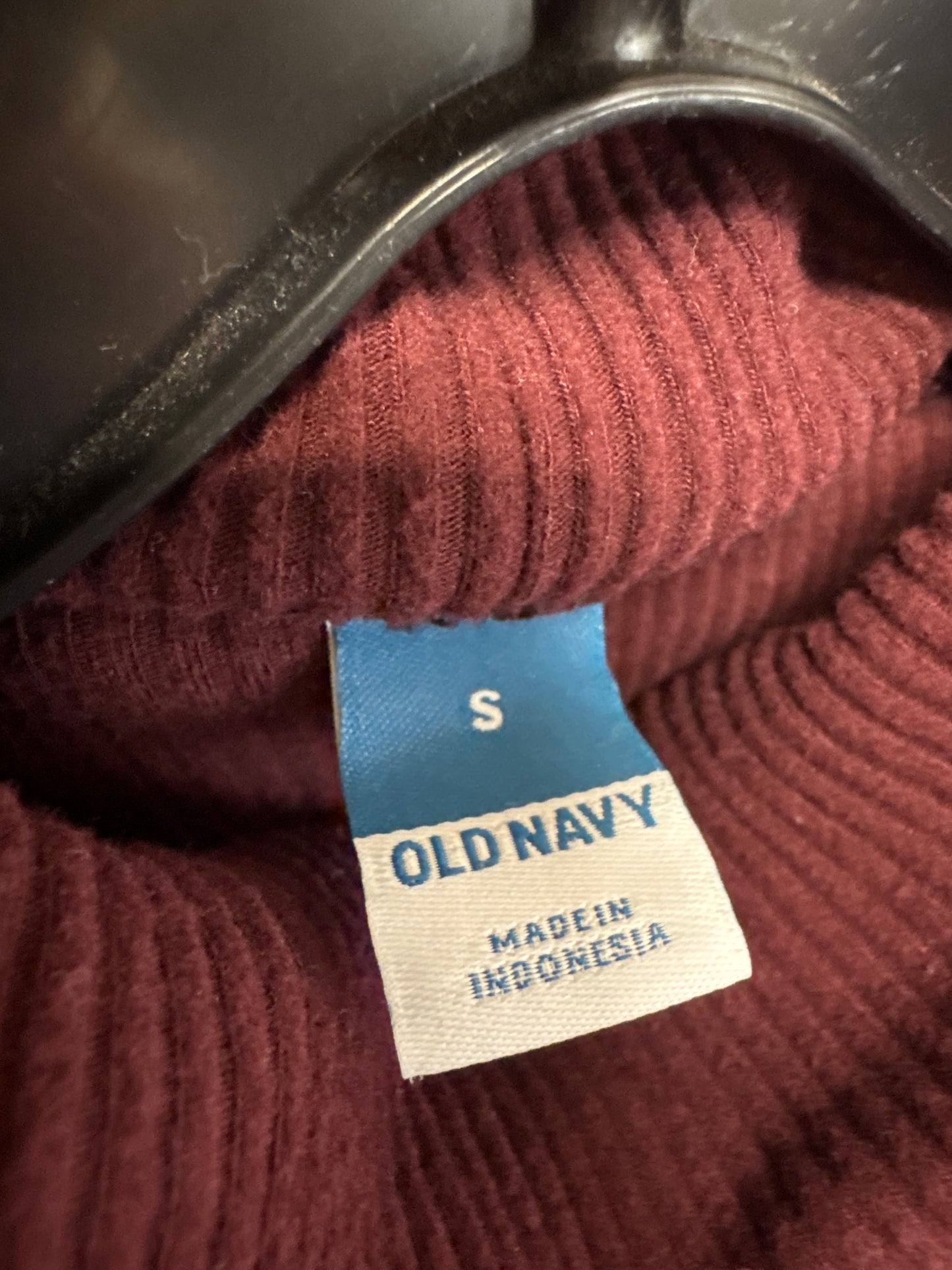 Top Long Sleeve By Old Navy In Maroon, Size: S