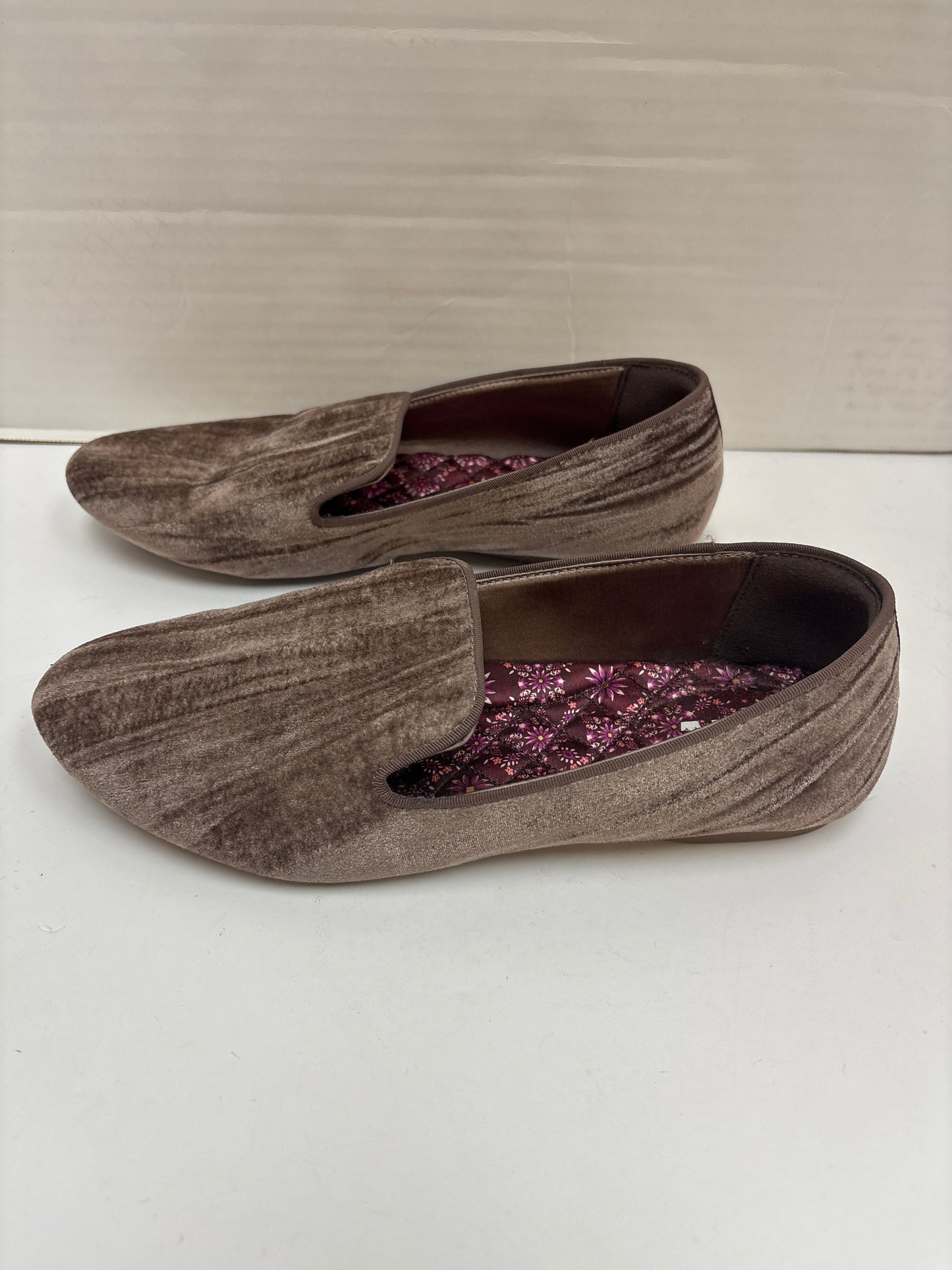 Slippers By Clothes Mentor In Taupe