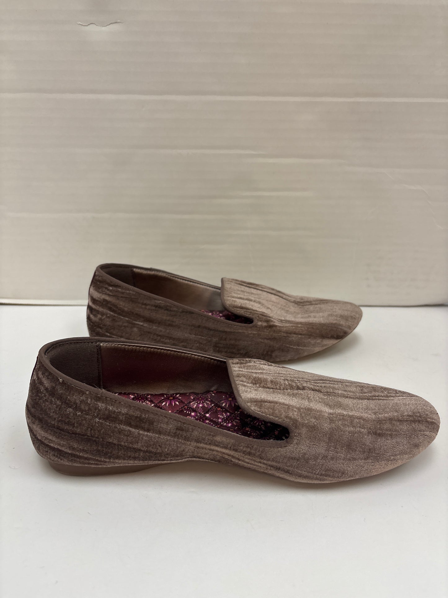 Slippers By Clothes Mentor In Taupe