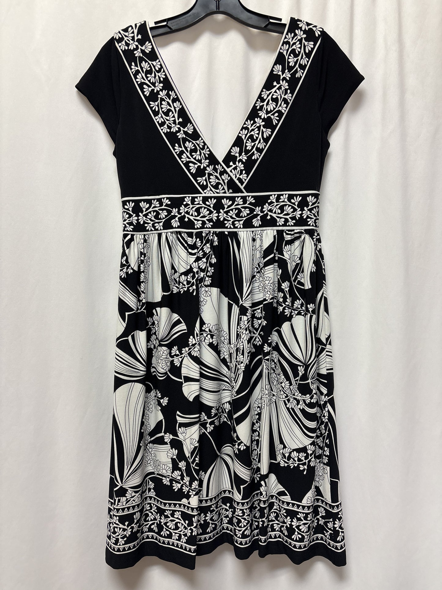 Dress Casual Midi By Maggy London  Size: M