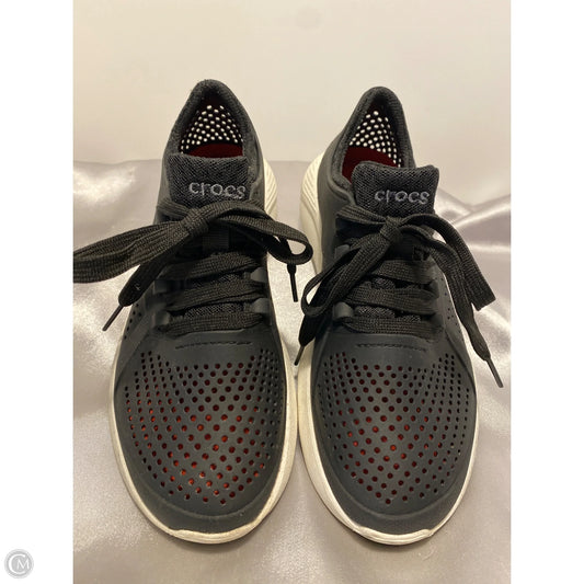 Shoes Sneakers By Crocs In Black, Size: 6