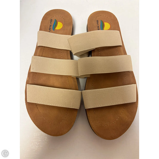 Sandals Flats By Clothes Mentor In Tan, Size: 8