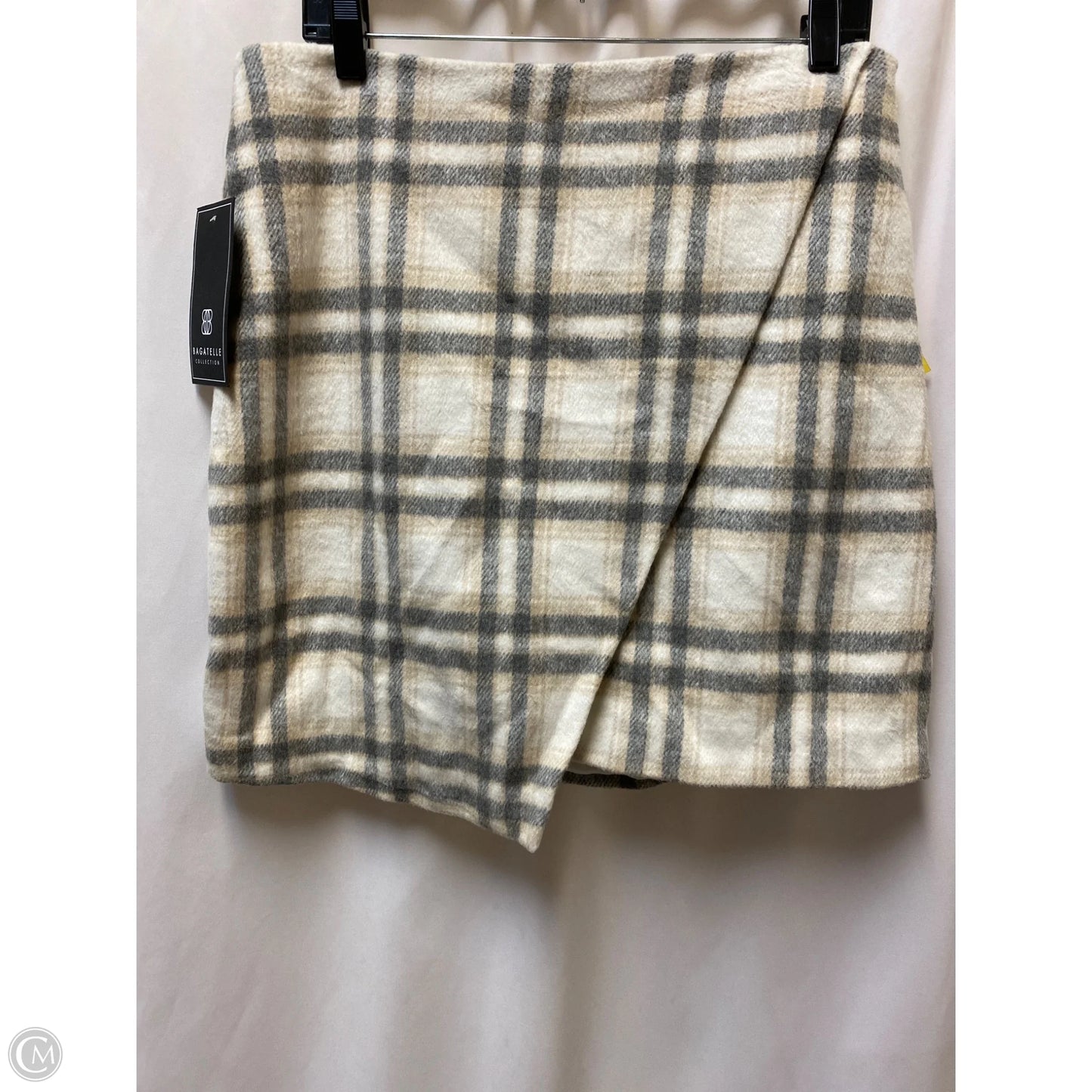 Skirt Mini & Short By Bagatelle In Cream, Size: M