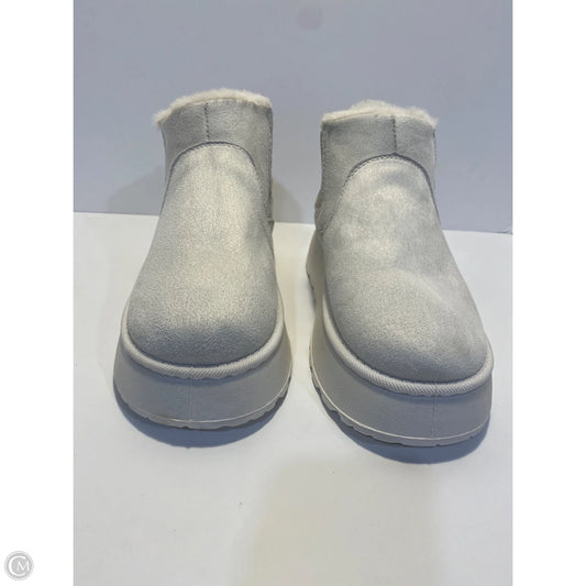 Boots Ankle Flats By Clothes Mentor In Cream, Size: 9.5