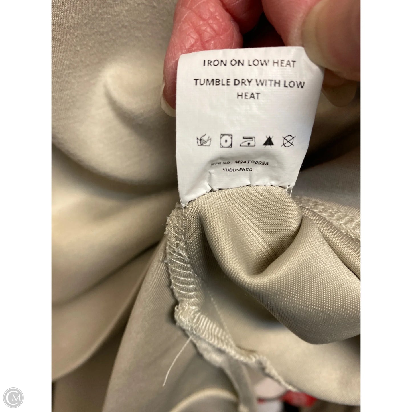 Top Long Sleeve By Clothes Mentor In Beige, Size: M