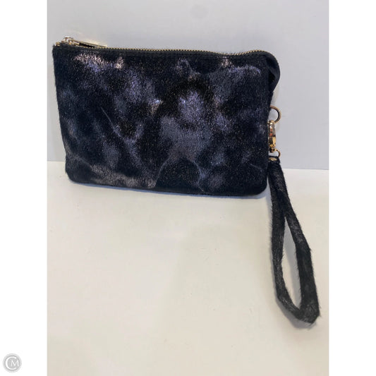 Wristlet By Clothes Mentor, Size: Medium