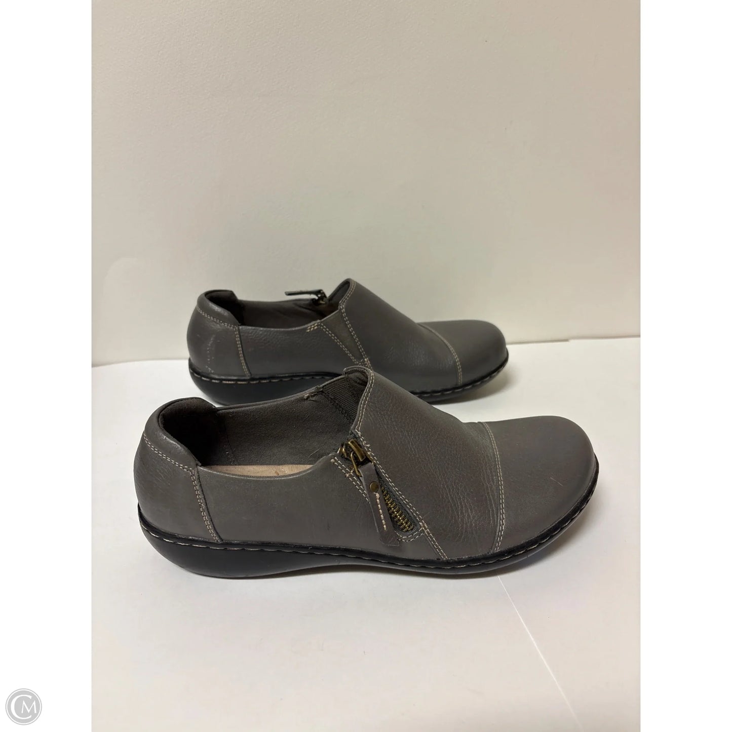 Shoes Flats By Clarks In Grey, Size: 9