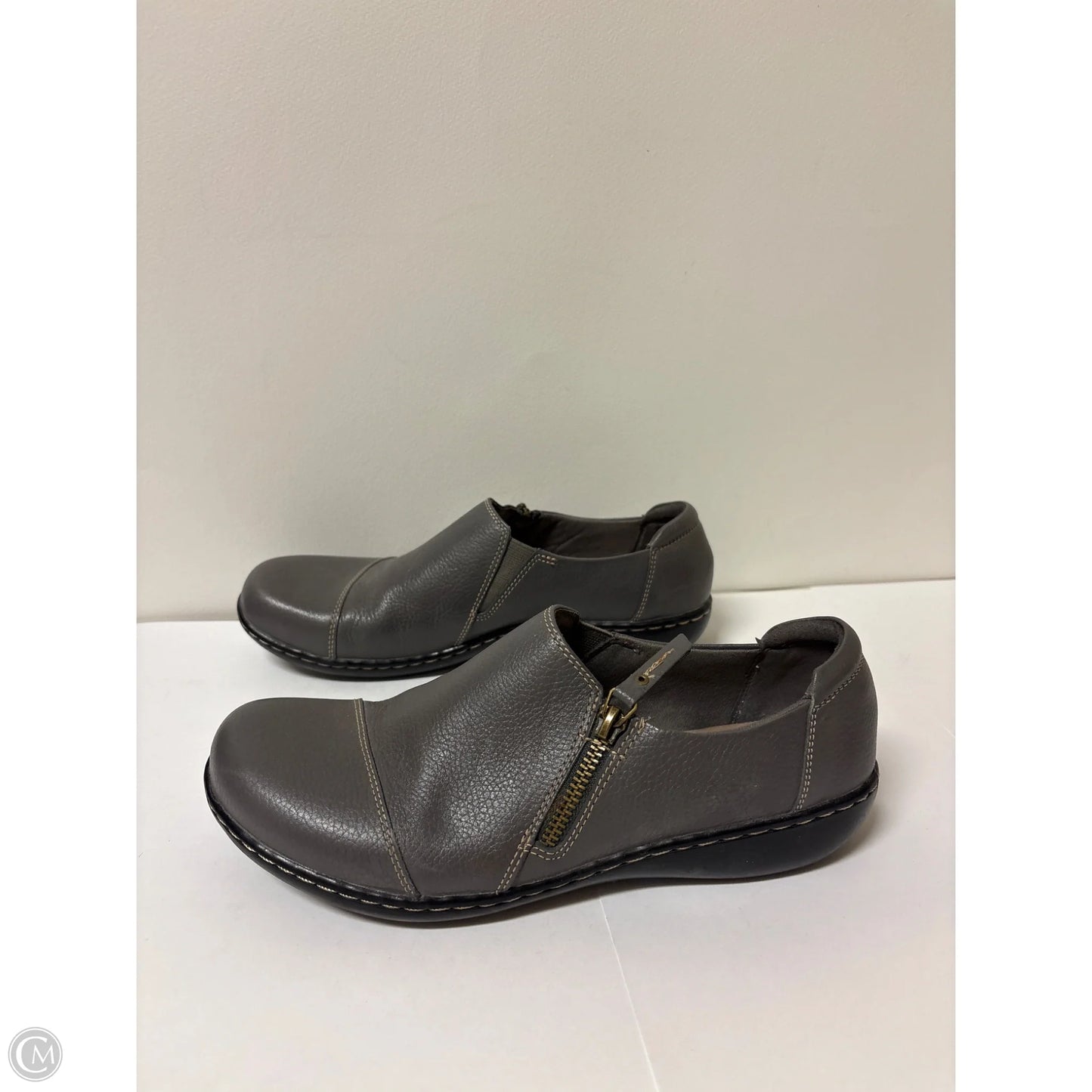 Shoes Flats By Clarks In Grey, Size: 9