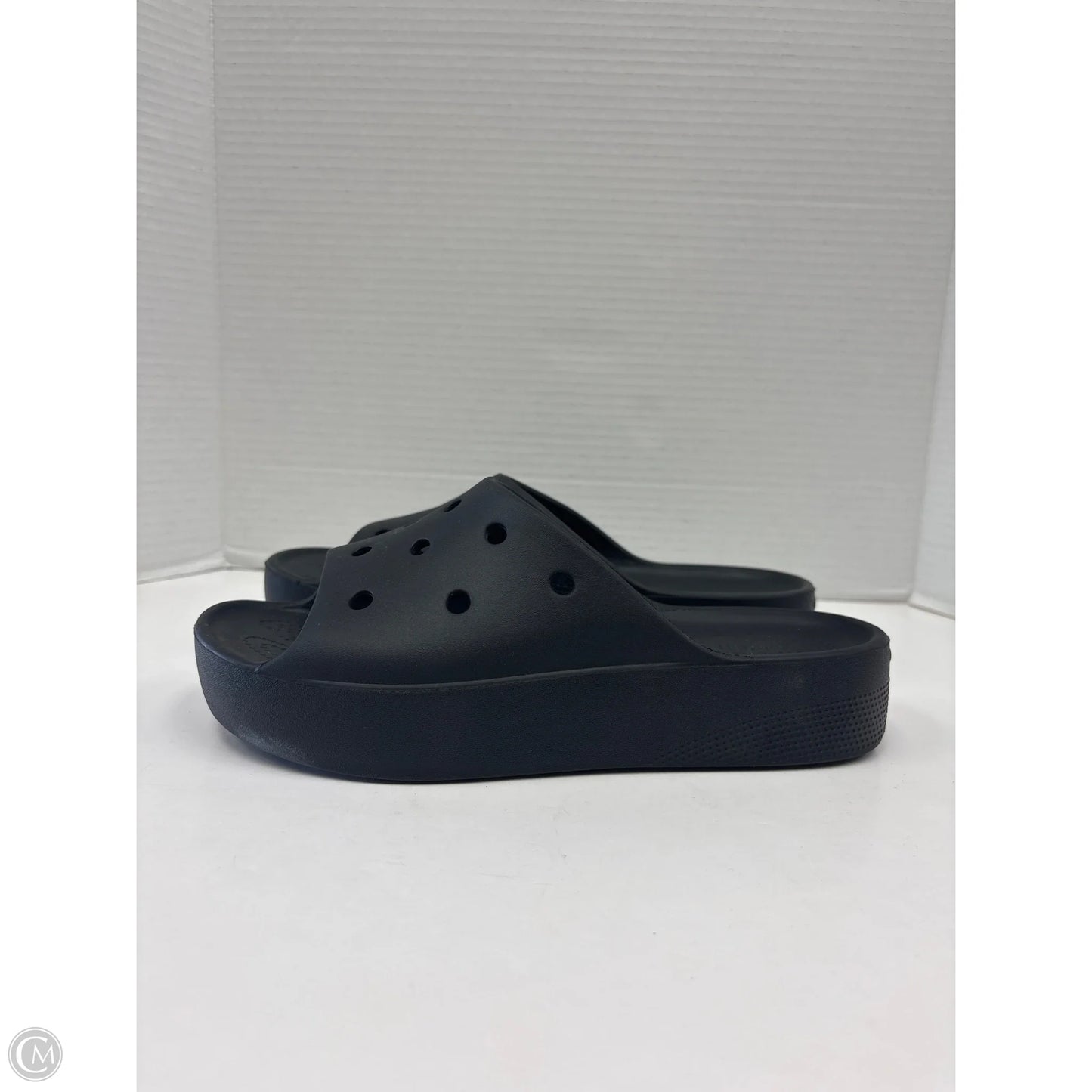 Sandals Flats By Crocs In Black, Size: 8