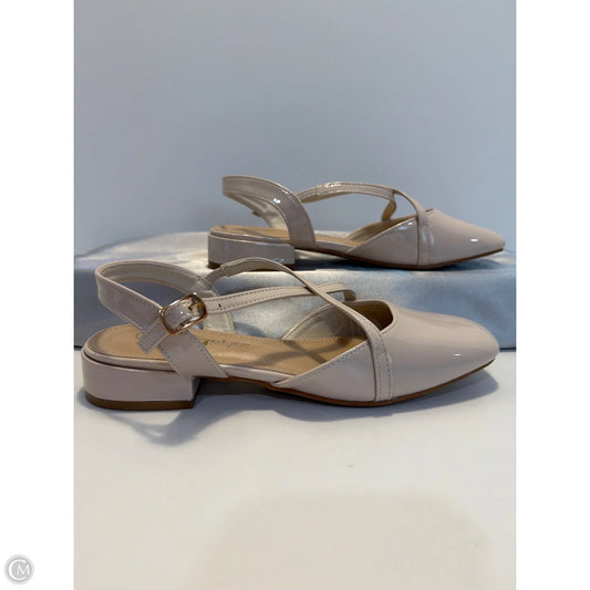 Sandals Flats By Clothes Mentor In Beige, Size: 5.5