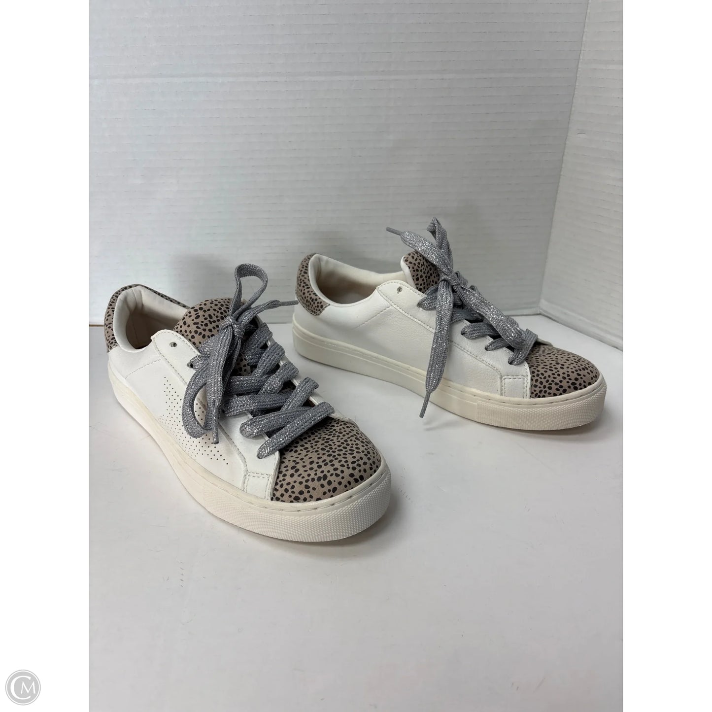 Shoes Sneakers By Universal Thread In White, Size: 8.5