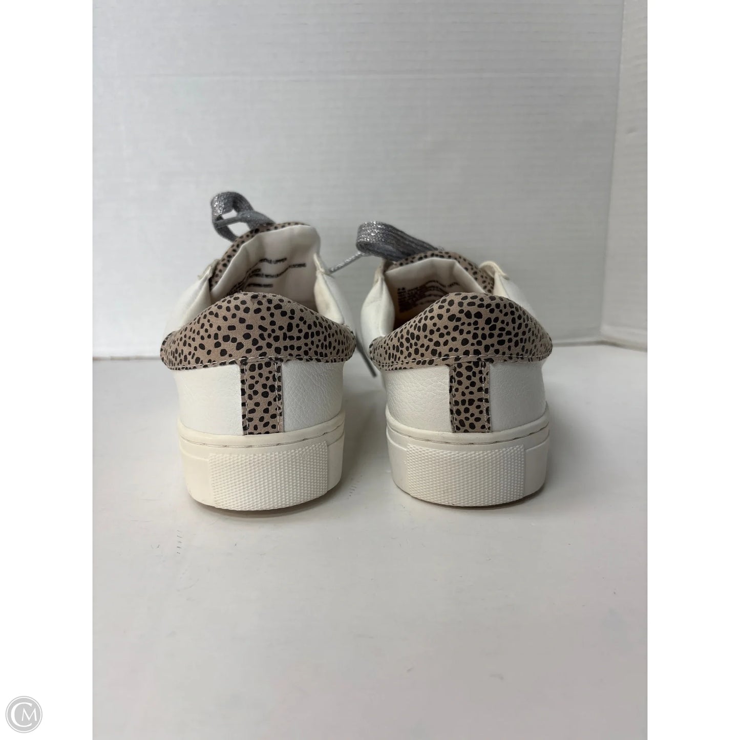 Shoes Sneakers By Universal Thread In White, Size: 8.5