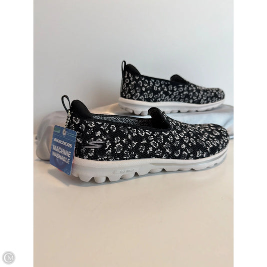 Shoes Flats By Skechers In Black & White, Size: 6.5