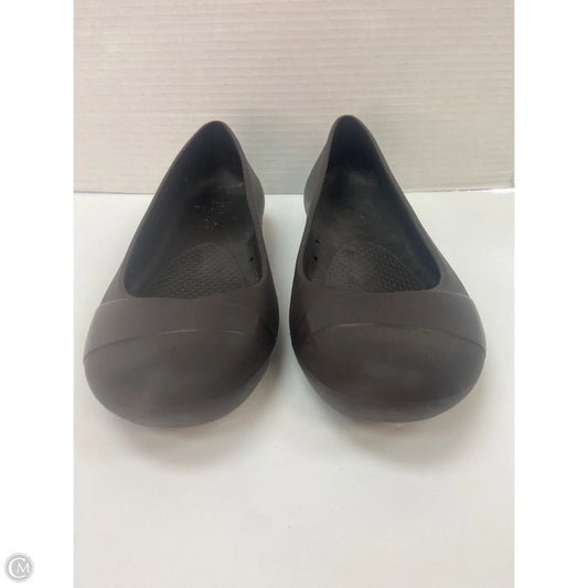 Shoes Flats By Crocs In Black, Size: 10