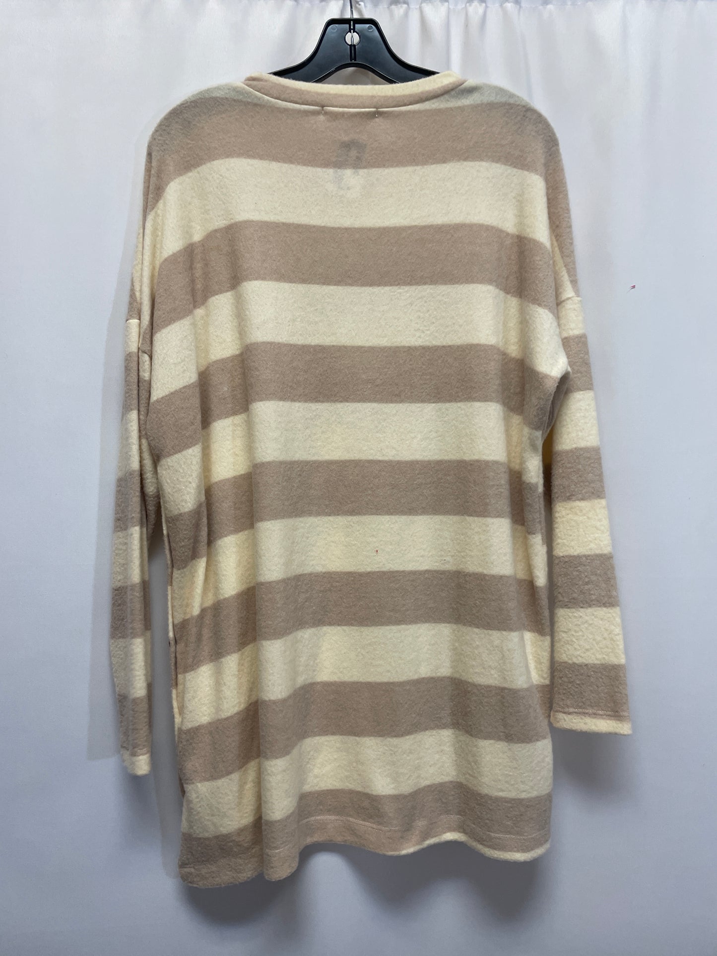 Top Long Sleeve By Clothes Mentor In Cream & Tan, Size: M