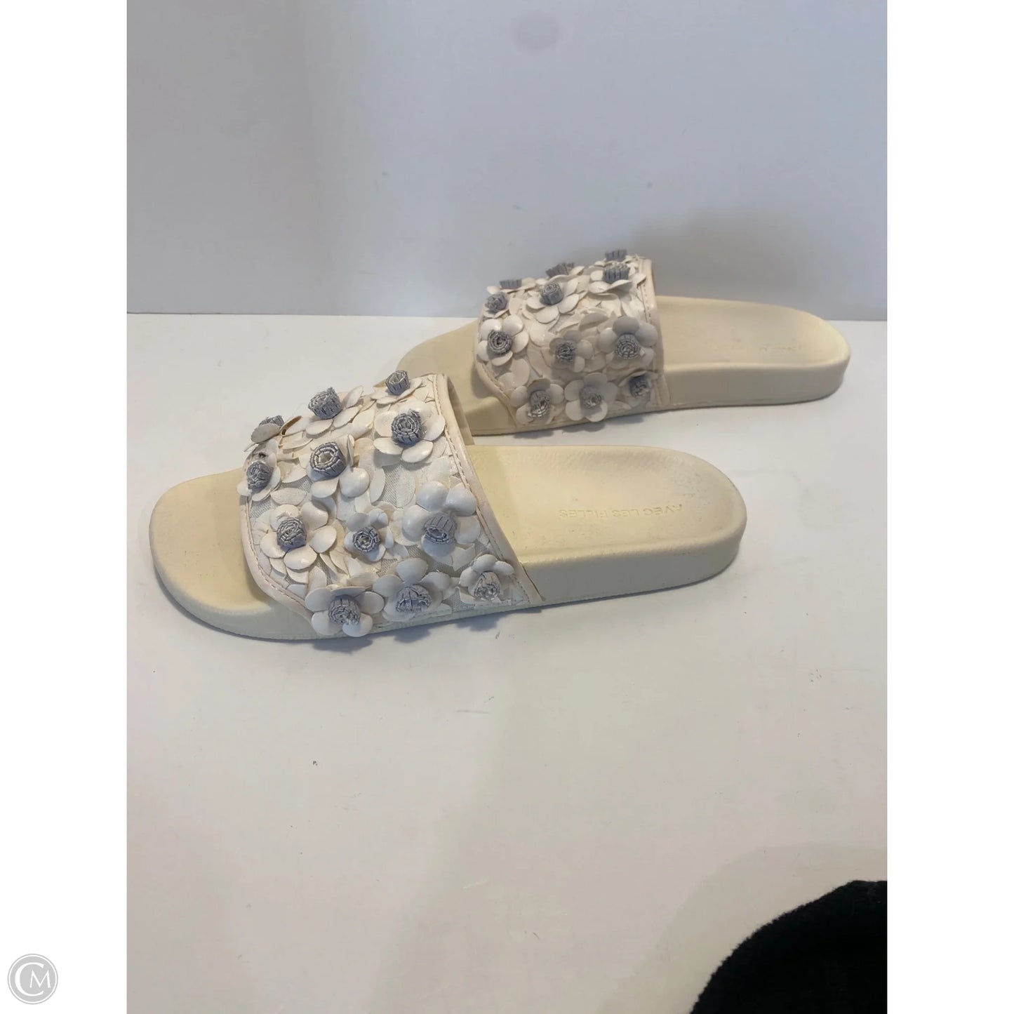 Sandals Flats By Clothes Mentor In Cream, Size: 7