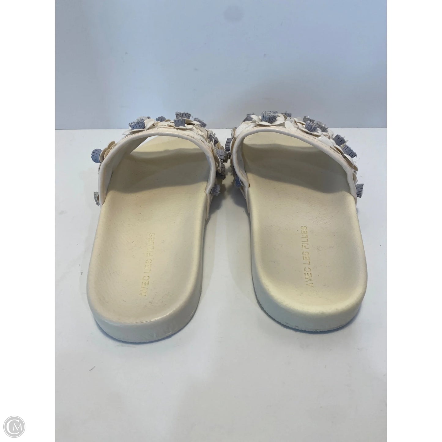 Sandals Flats By Clothes Mentor In Cream, Size: 7