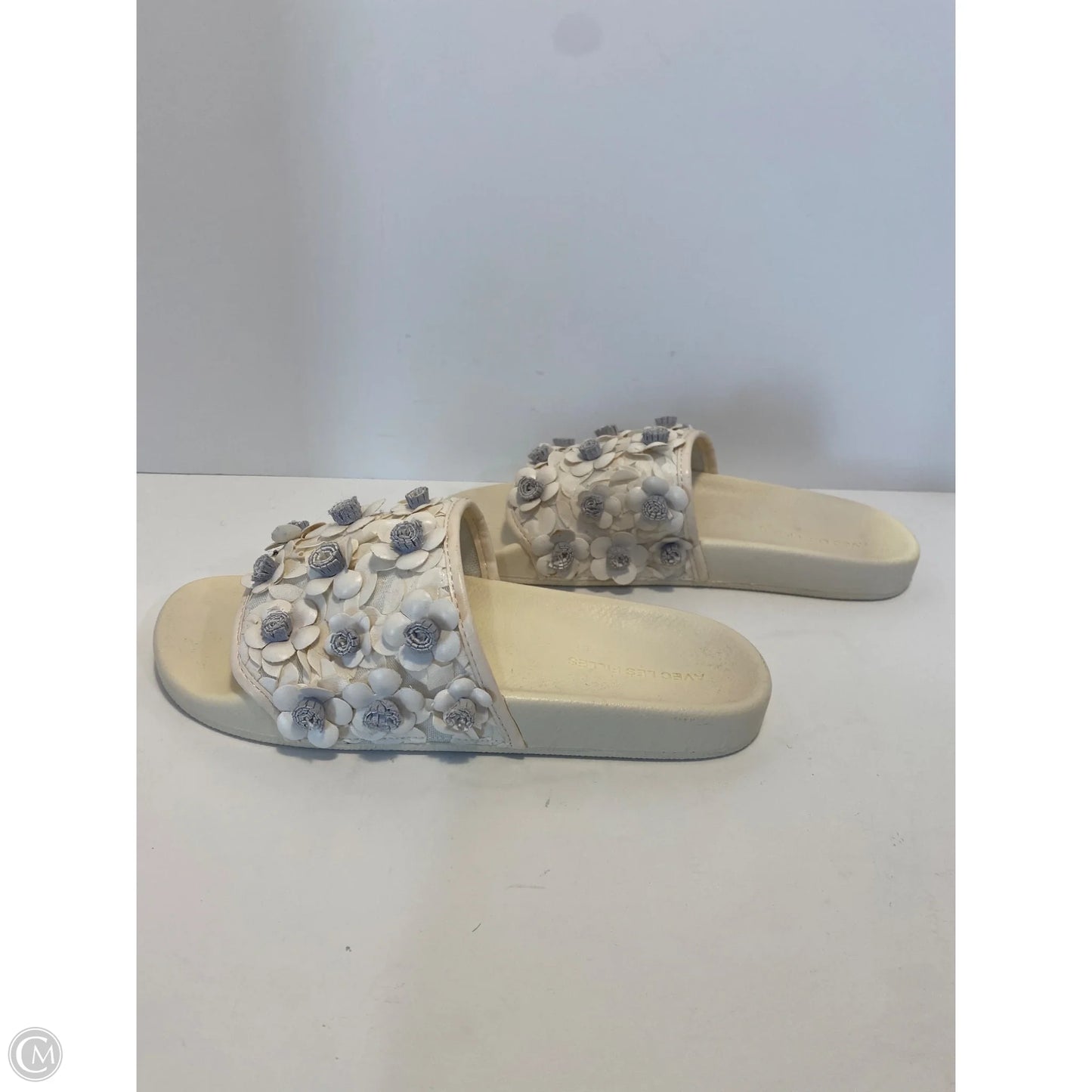 Sandals Flats By Clothes Mentor In Cream, Size: 7