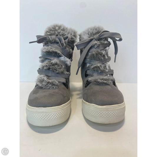 Shoes Flats By Very G In Grey, Size: 8