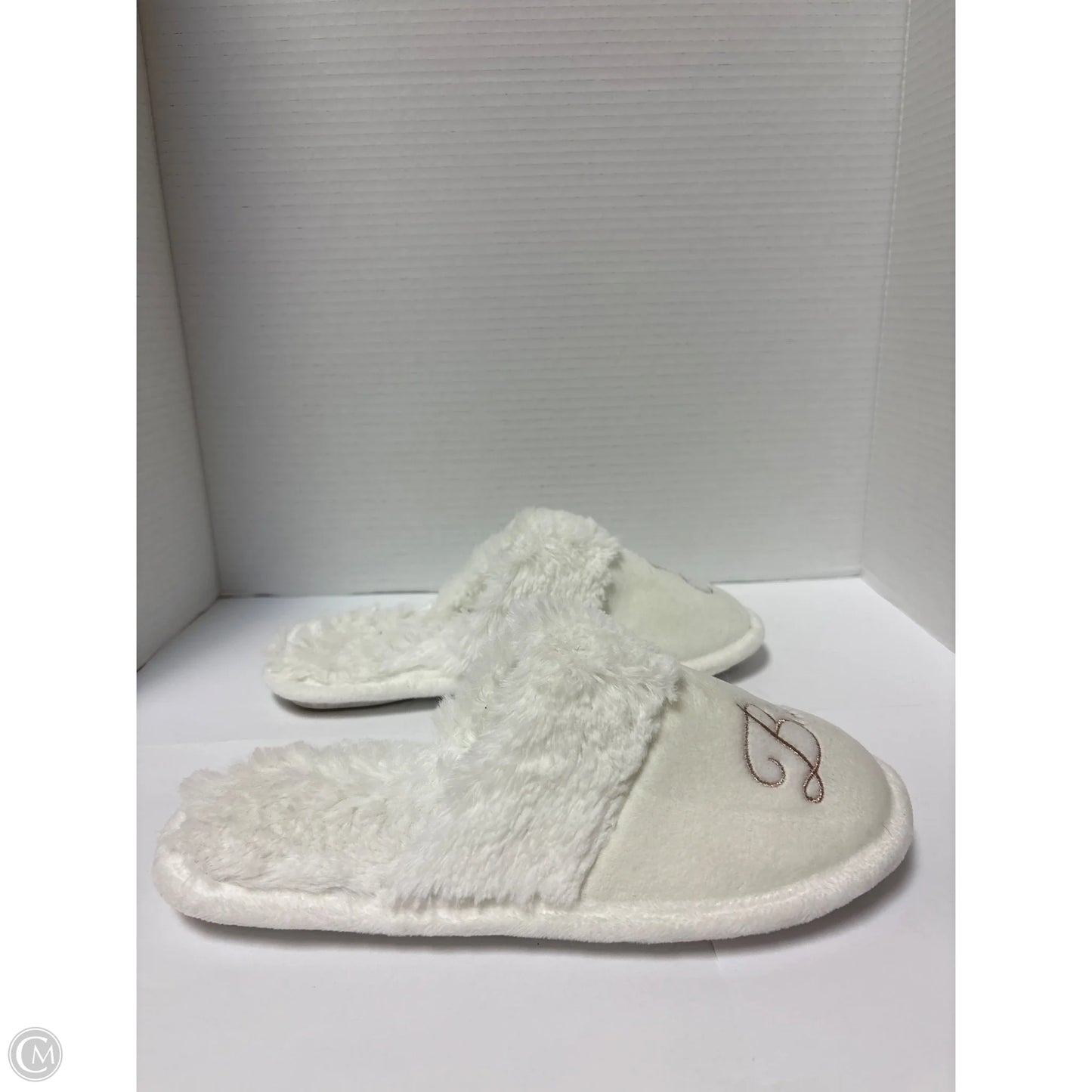 Slippers By Clothes Mentor In White