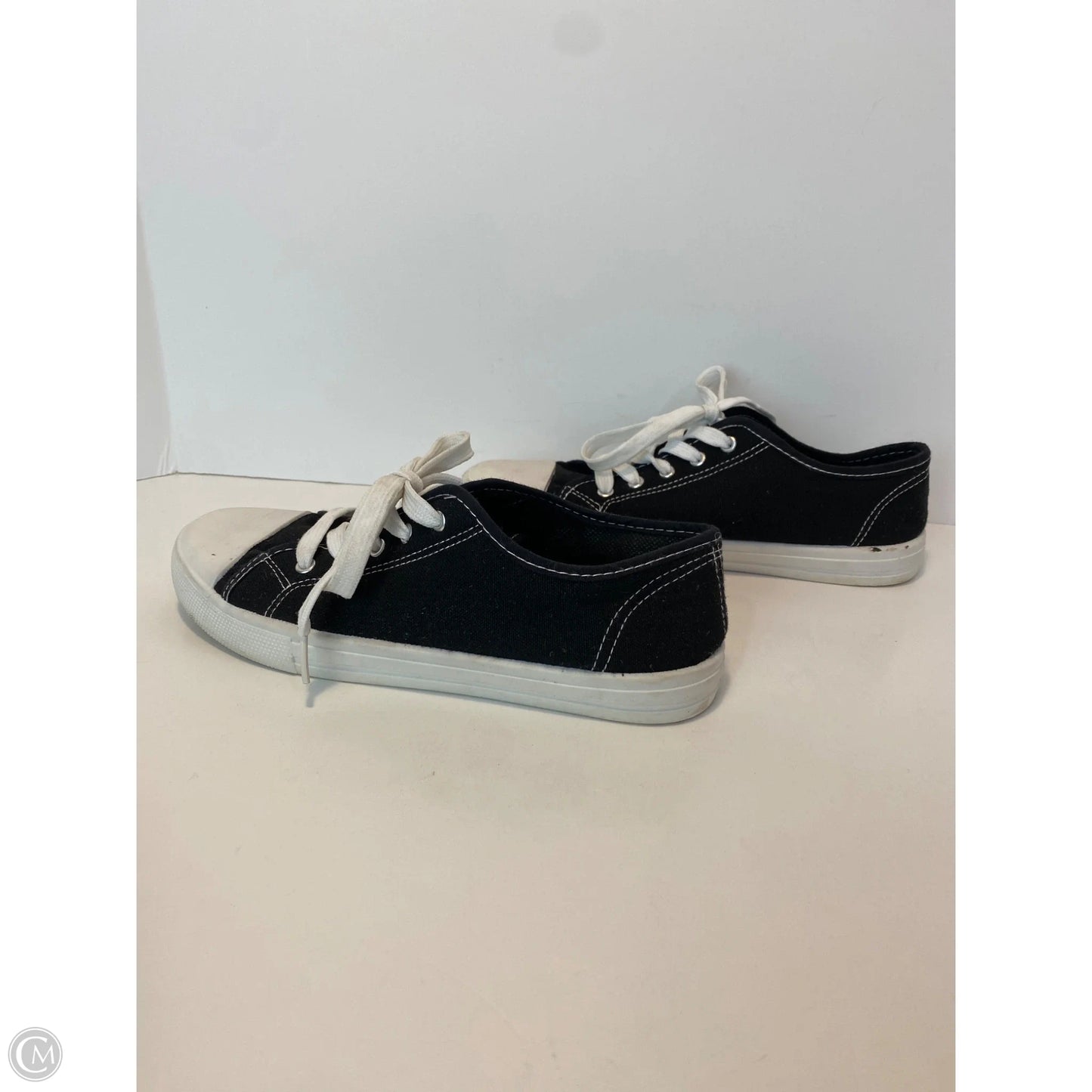 Shoes Sneakers By Clothes Mentor In Black, Size: 7