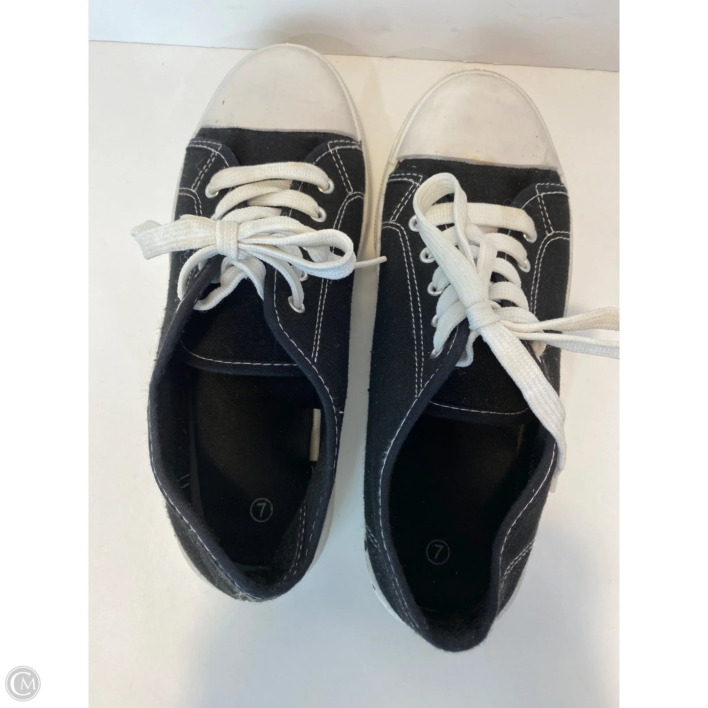 Shoes Sneakers By Clothes Mentor In Black, Size: 7