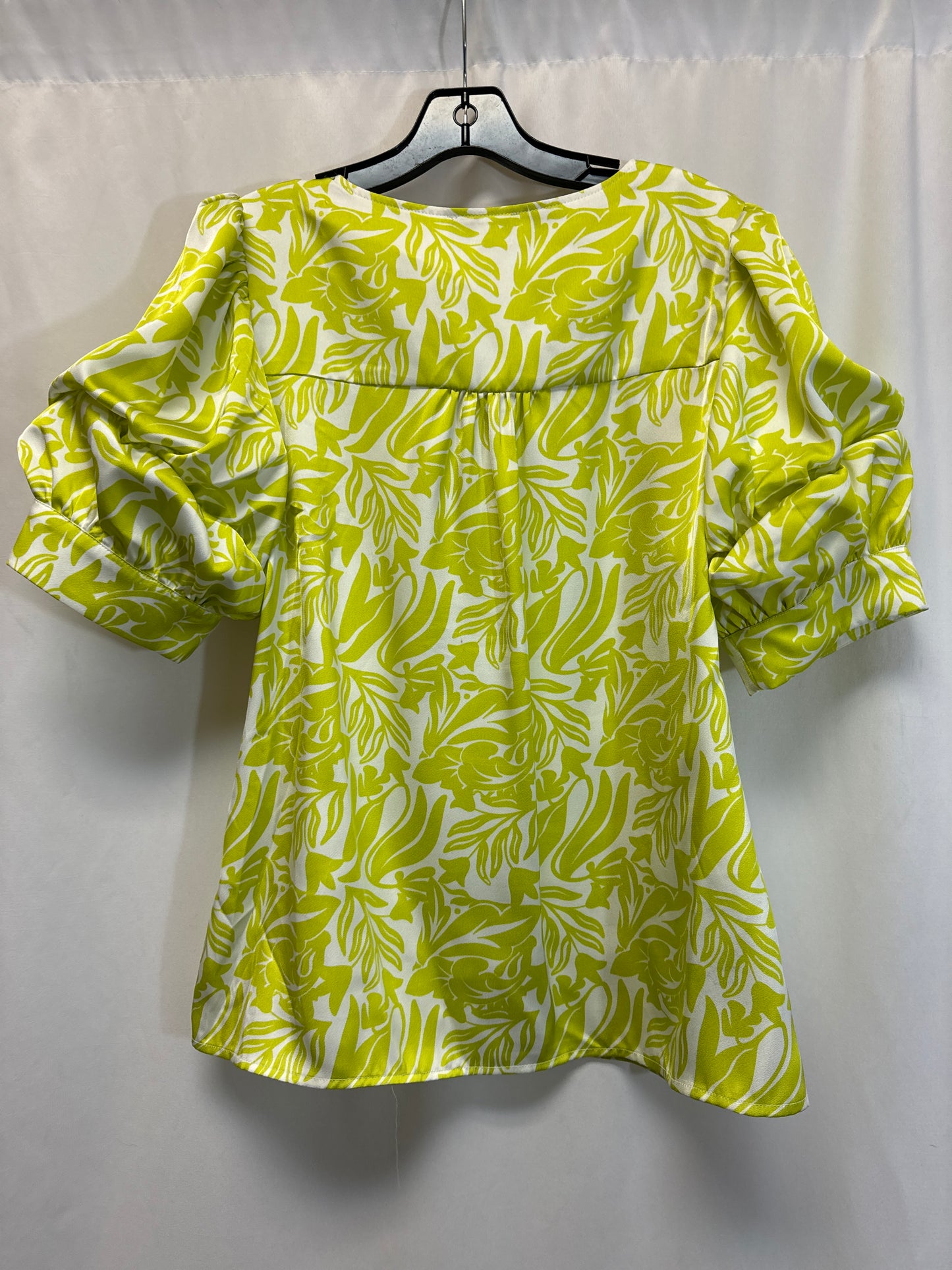 Top Short Sleeve By Cece In Green, Size: M