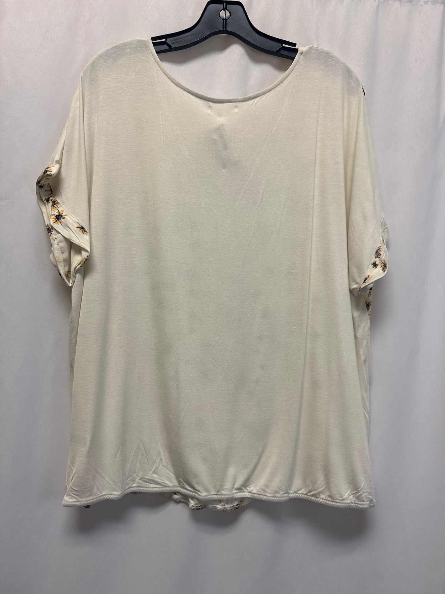 Top Short Sleeve By Maurices In Cream, Size: Xxl