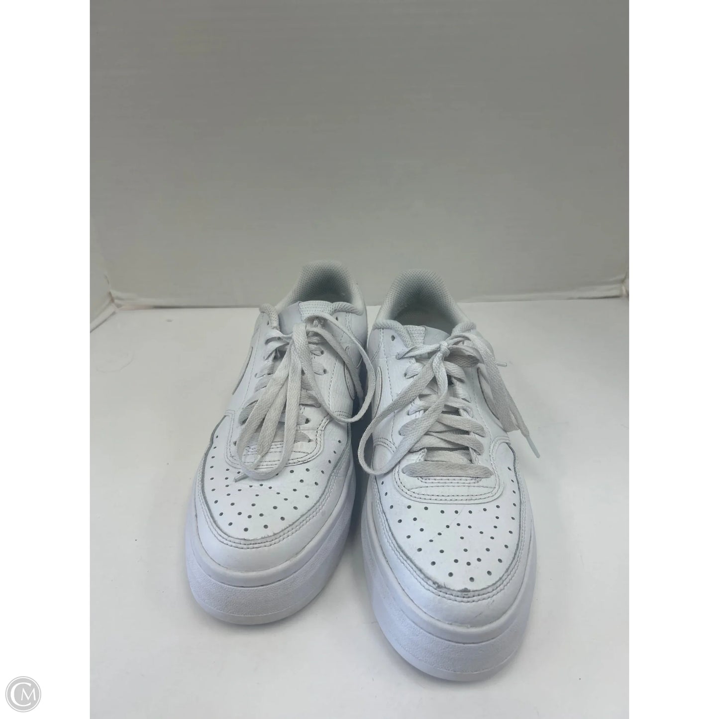 Shoes Sneakers By Nike In White, Size: 9