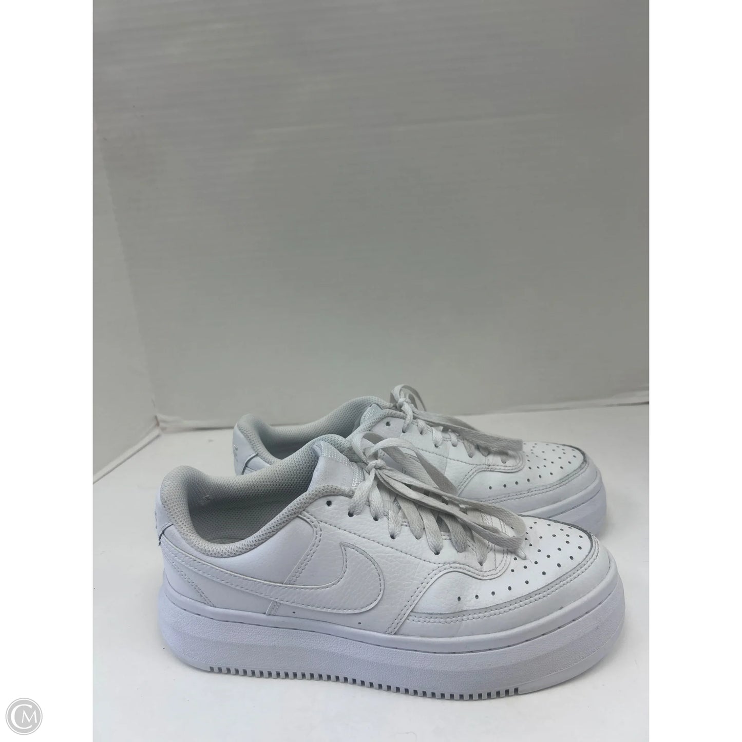 Shoes Sneakers By Nike In White, Size: 9