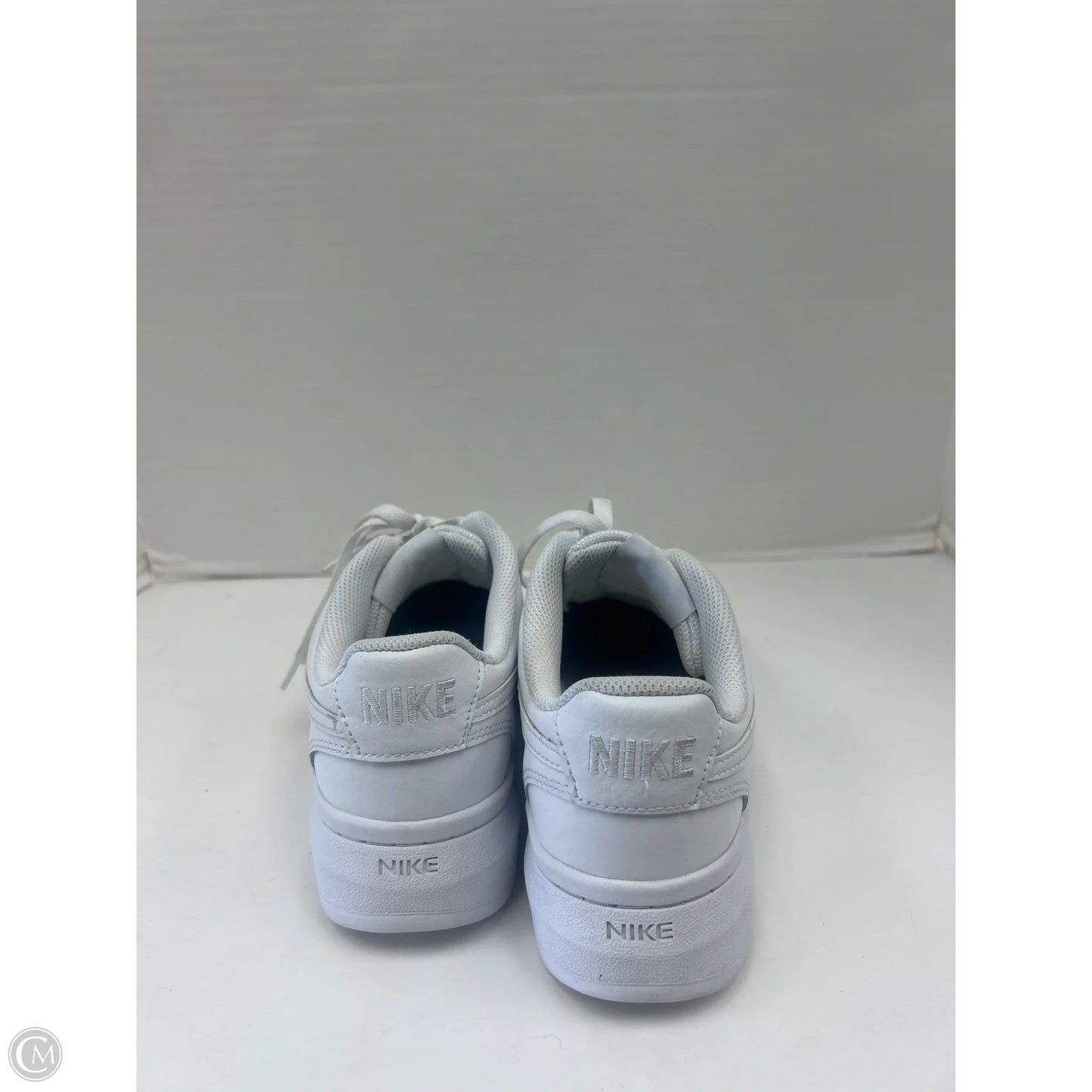 Shoes Sneakers By Nike In White, Size: 9