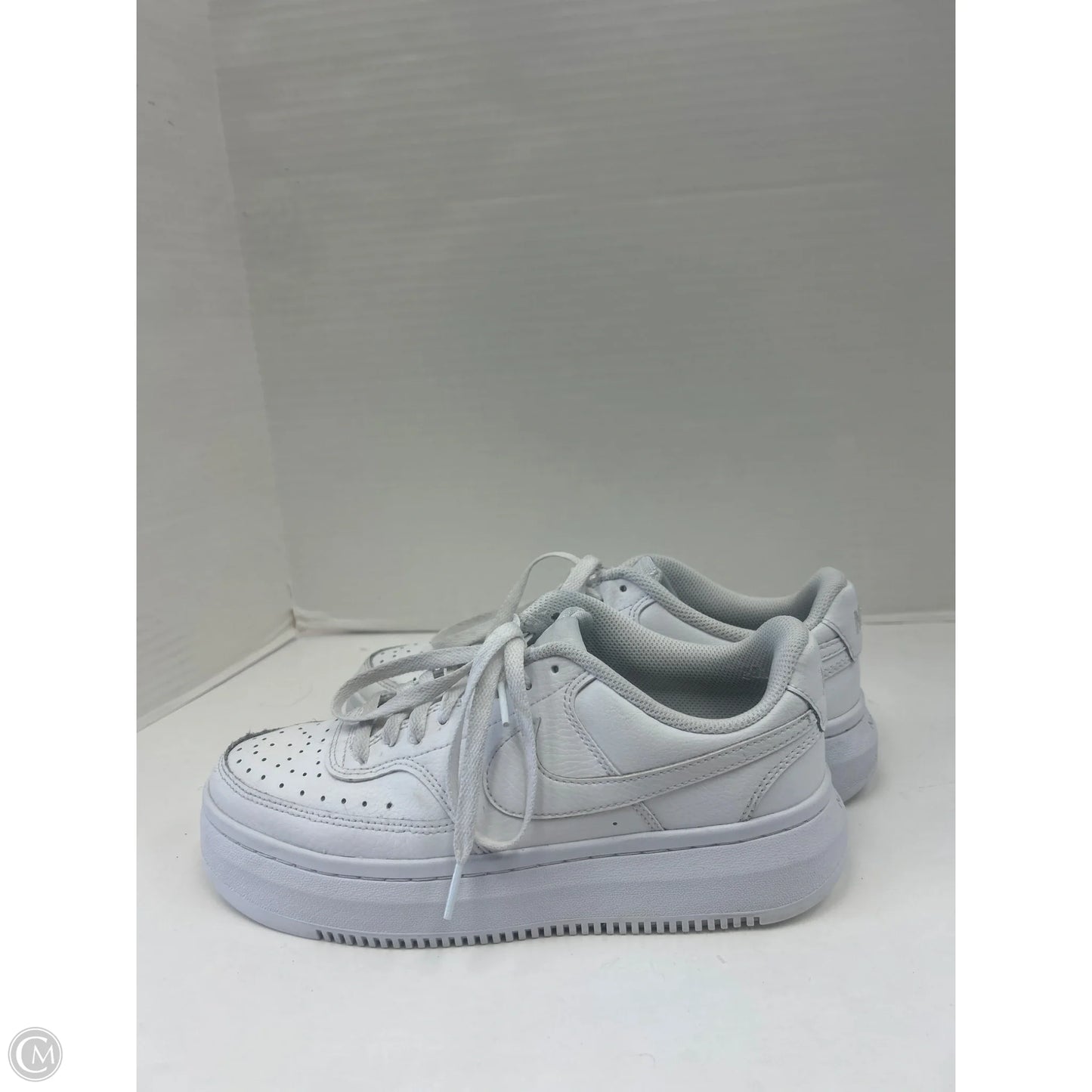 Shoes Sneakers By Nike In White, Size: 9