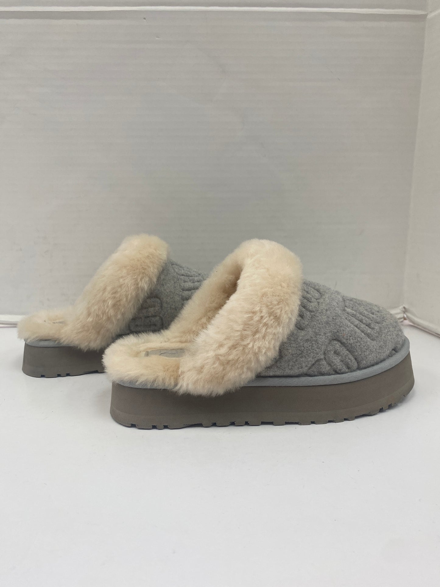 Slippers By Ugg  Size: 7